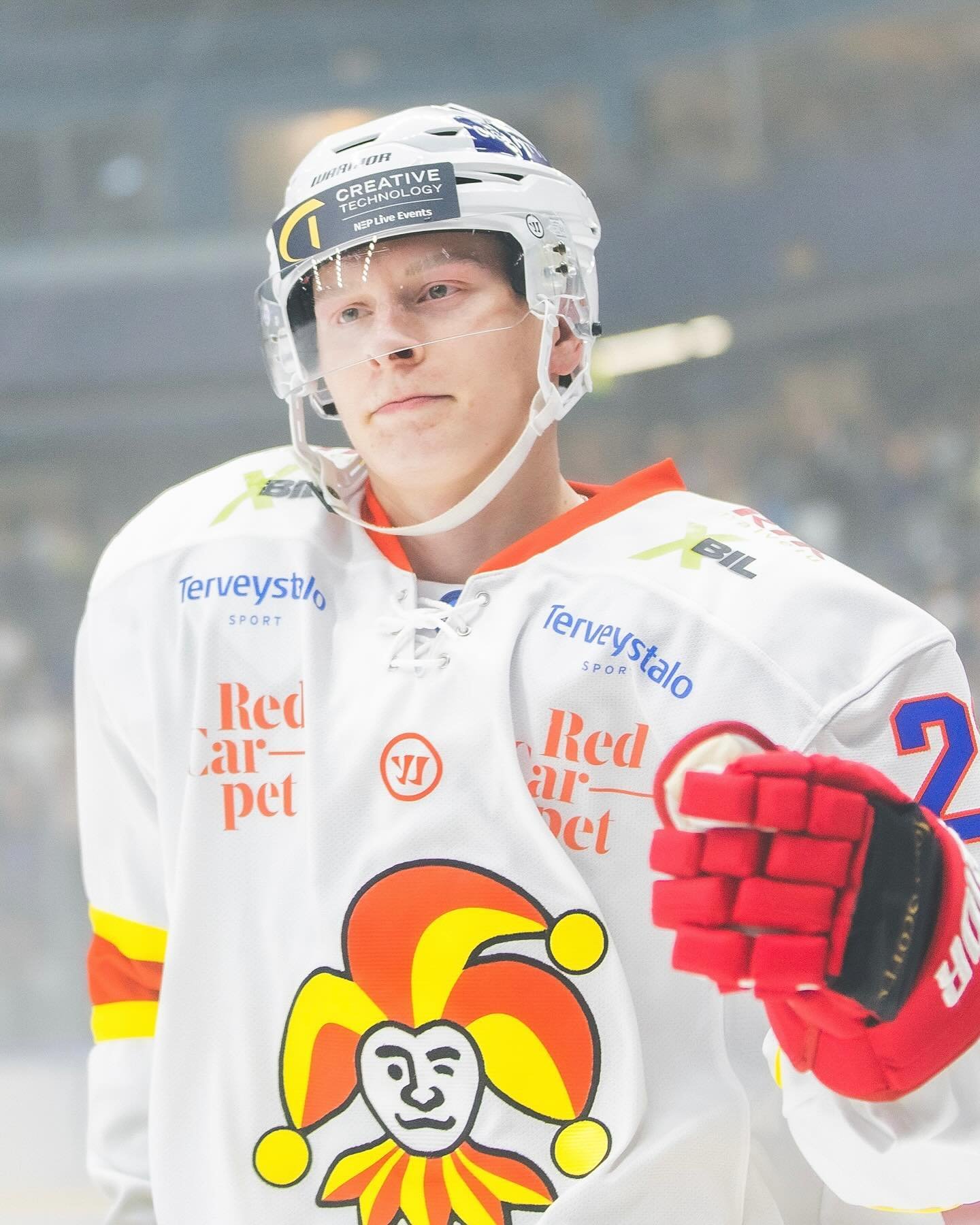 Viimeinen setti game worn -paitoja huutokaupassa📣 Mukana paita, joka p&auml;&auml;ll&auml;&auml;n Allu Forslund teki Jokereiden historian ensimm&auml;isen Mestis-maalin🃏🔴🟡

Tsekkaa stoorin linkki