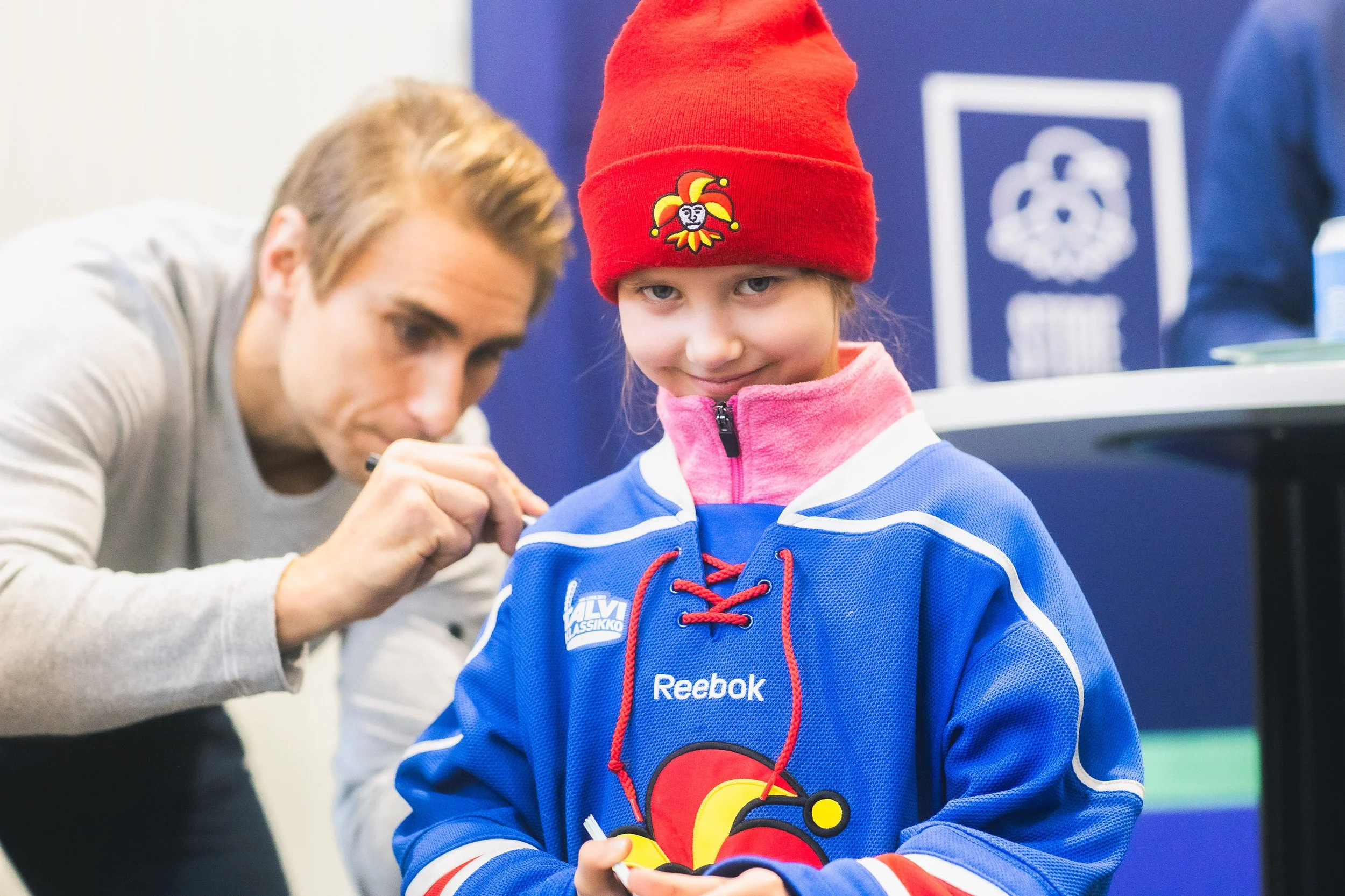 Kuvakooste: Joulumyyjäisissä oli iloisia kohtaamisia