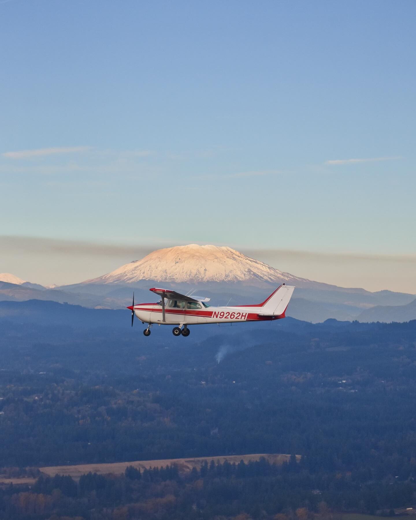 Interested in learning to fly or just want to see our beautiful state from above? Then check out our Discovery Flight! 

Discovery Flights are and hour and a half in total with about 45-60 minutes in the air with one of our CFI&rsquo;s where you can 