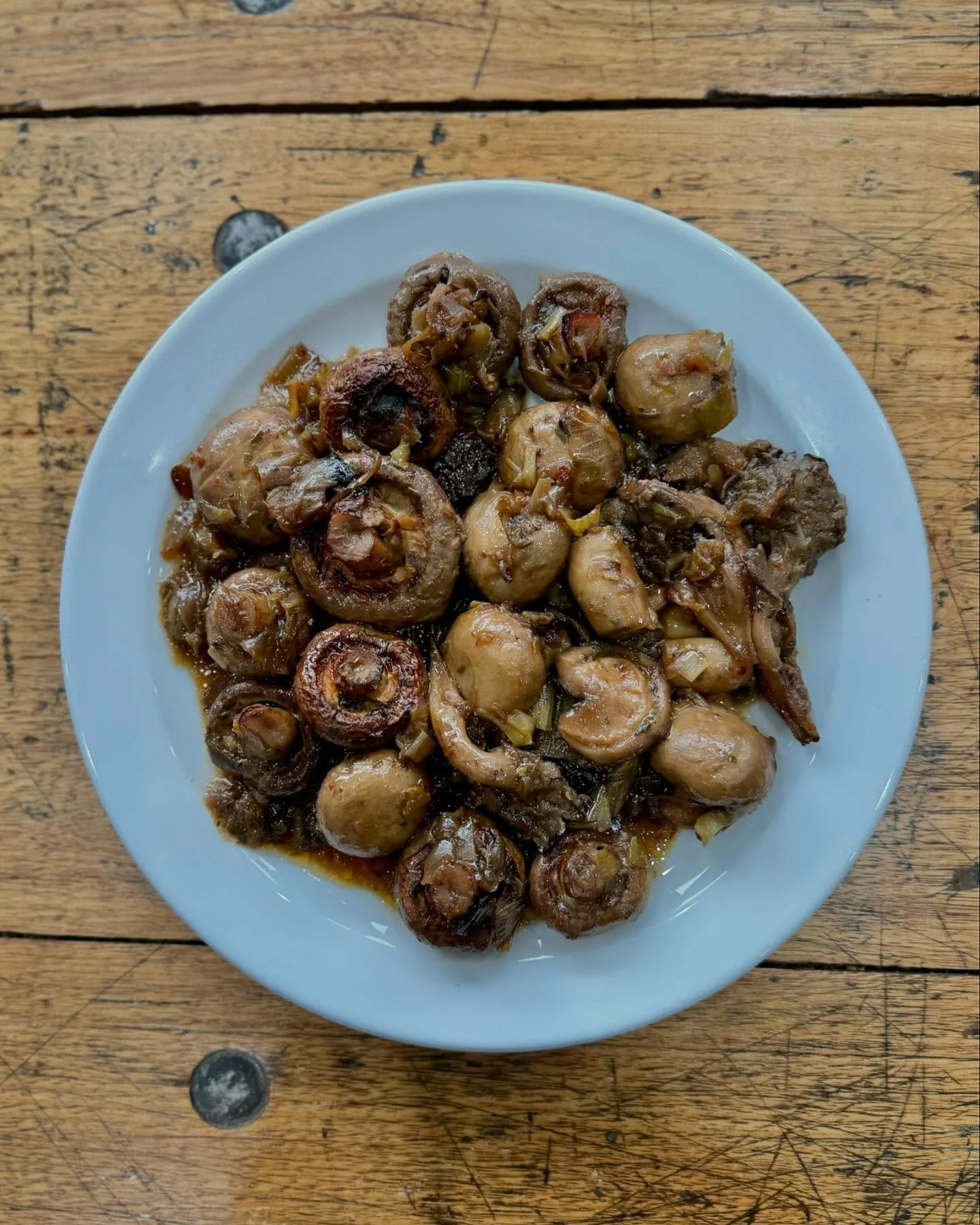 Soy mushrooms 🍄&zwj;🟫🍄&zwj;🟫

Ingredients:

1 kg mixed mushrooms 
1 brown onion sliced 
1 leek sliced 
1 sprig of rosemary 
4 sprigs of thyme 
2 sprigs of Oregon 
1 tsp coarse red chilli powder 
50 ml olive oil 
50 ml soy sauce 
Zest of 1 lemon 

