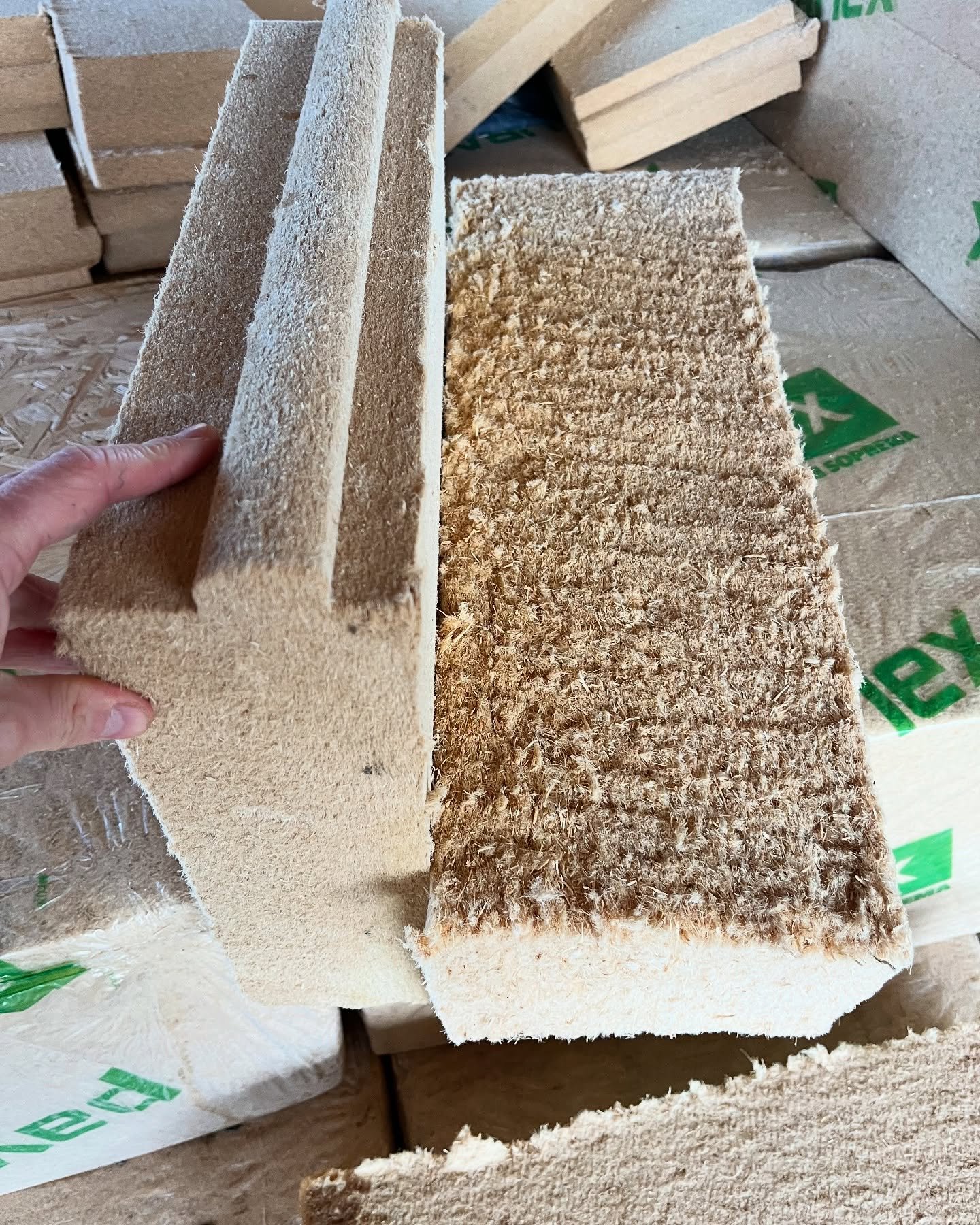 Natural Insulation πΏπ‘
At Fen Studio Architects, our commitment to sustainability drives us to select materials that are both eco-friendly and high-performing. That’s why we often choose @unitylime Pavatherm Isolair and Pavaflex insulation&md
