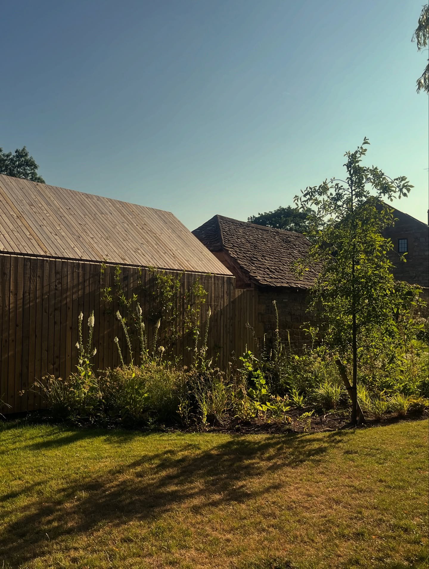 Some clicks of some rural gems from hiking the Cotswold way recently. πΈ π₯Ύπ
#FenStudio #CotswoldWay #RuralArchitecture #BarnArchitecture #HistoricBuildings #CotswoldCharm #ArchitectureLovers #VernacularArchitecture #CountrysideViews #Architectural