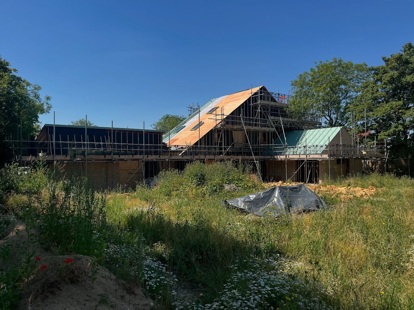 βοΈ The sun is definitely shining βοΈ on site in Aldreth with the main form taking shape. Some very nice details emerging too.