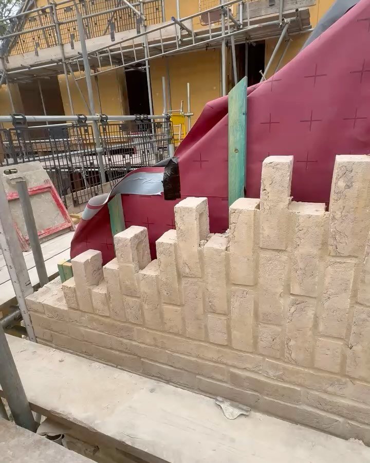 Great to see the vertical stretcher bond going up on our Passive House project. A challenging one but @futurebuildbrickwork making it look easy. π§± π
#passivehouse #passivehaus #brickwork #newbuild #sustainablearchitecture #ecobuild #newbuildhom