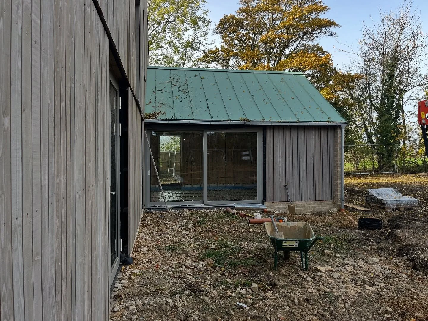 #russwood Scottlarch cladding treated with #sioox mid-grey looking lovely with the autumnal vibes on our Passive House project in Aldreth today 🍁