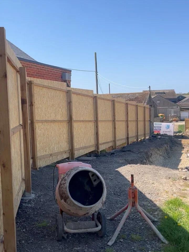A big day at Partridge Covey today - A new contemporary farmhouse built to Passive House standards in Witnesham , Suffolk. 

The first site meeting today with the clients and @kpm_contractsltd who are speeding along  nicely with the Groundworks.

Ver