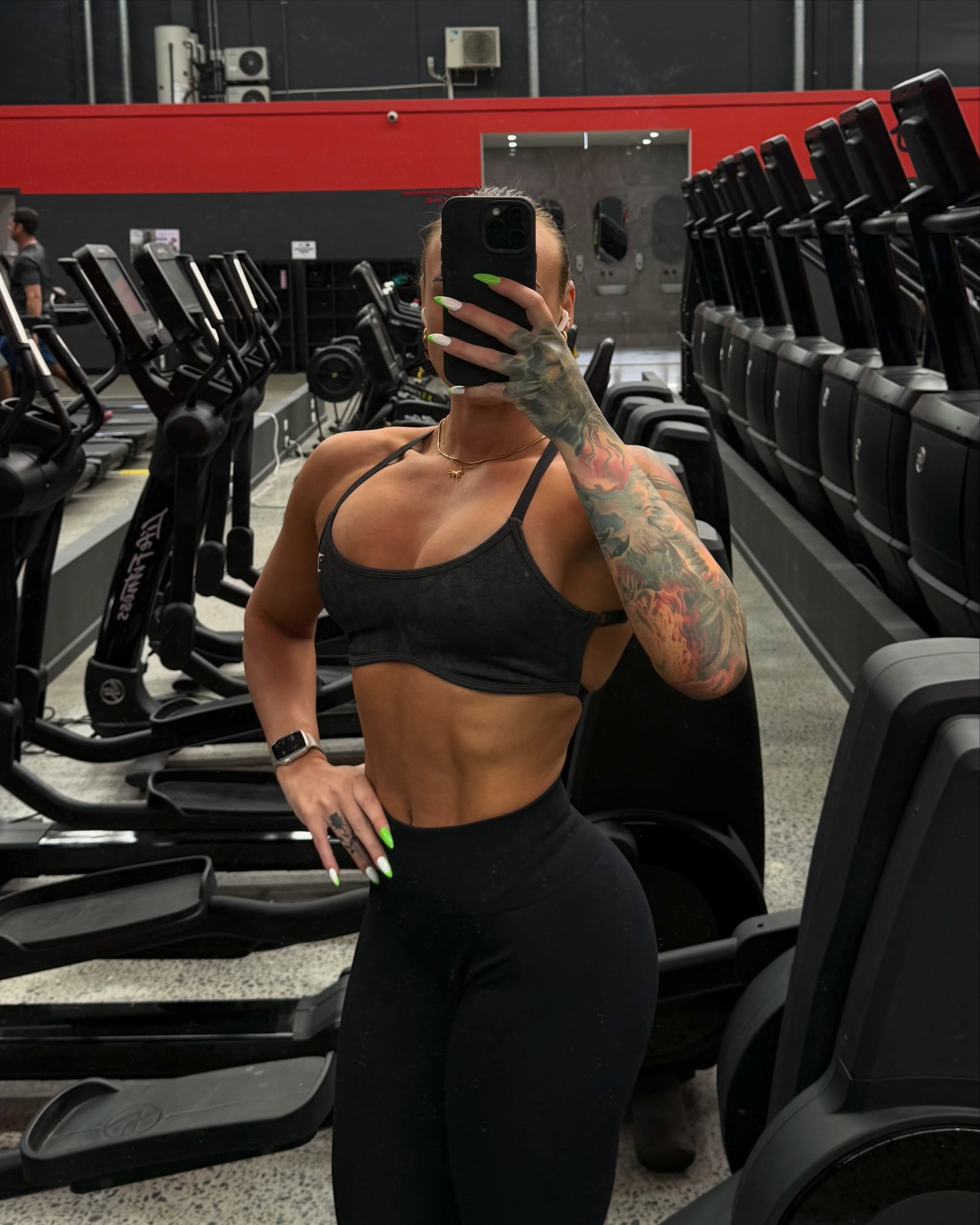 No snacks 
No alcohol 
No dating life 
Gym consistency 

That&rsquo;s the key to getting lean and muscular 💯
Agree?