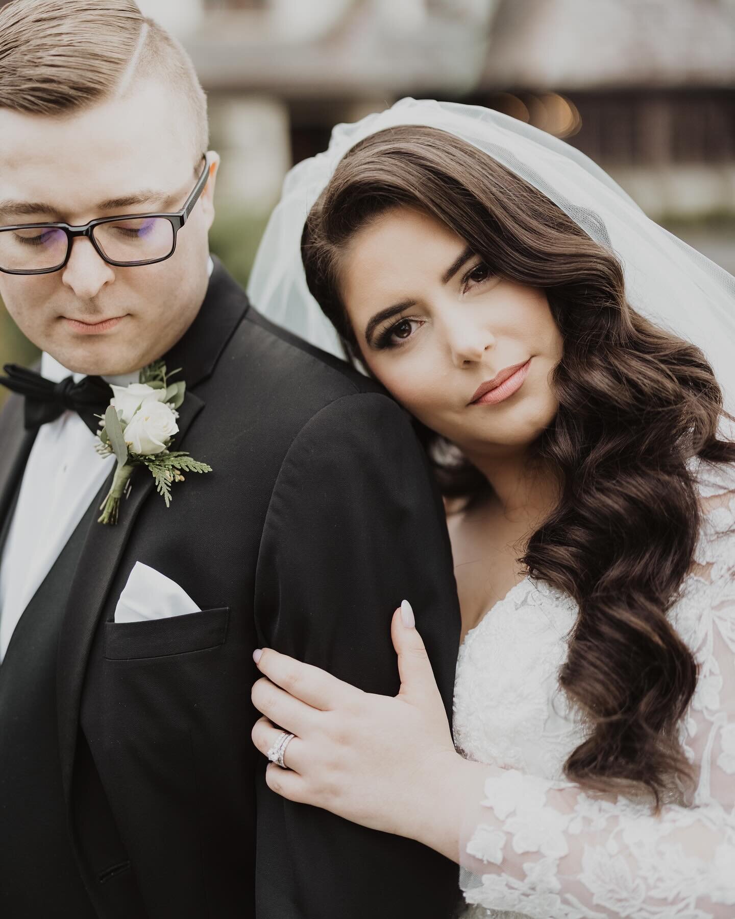 I love the glam wave on ALL hair types but there&rsquo;s something about a glossy brunette with waves that hits different ✨

Photo: @laurabriggsphoto 
Makeup: @makeupbycarlyg 

Glam waves Philly wedding hair Philadelphia hairstylist bridal hair team