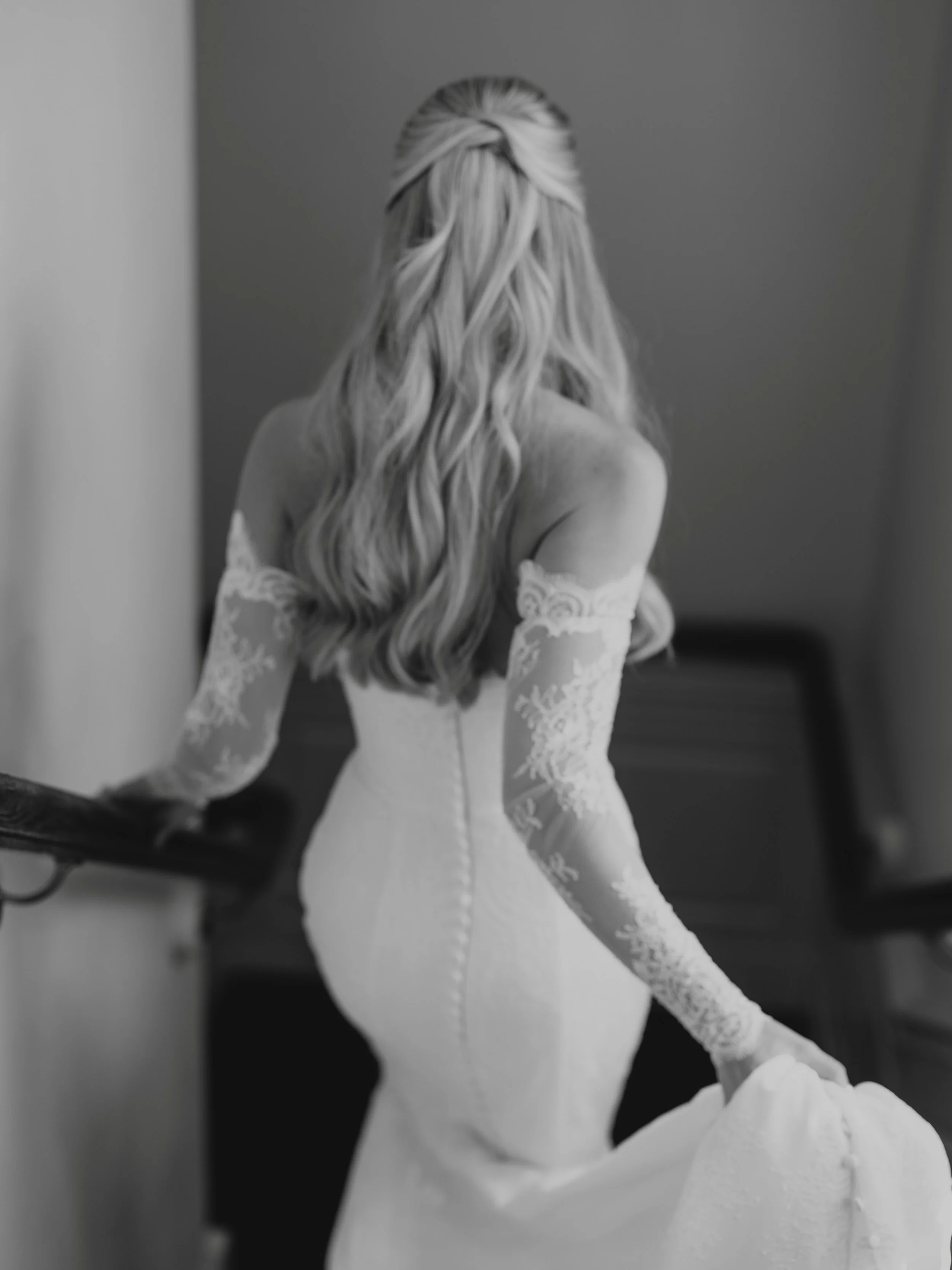 Our gorgeous Maddie in 🖤🤍

Bride @maddie__weekley 
Photos @laurabriggsphoto 
Makeup @devesthetics 
Dress @daydream_bridal 
Florals @bloomflowerco 
Content @vividmomentswithsan 
Venue @bluestonecountryhouse 

Booking 2027! 
I am accepting a handful 