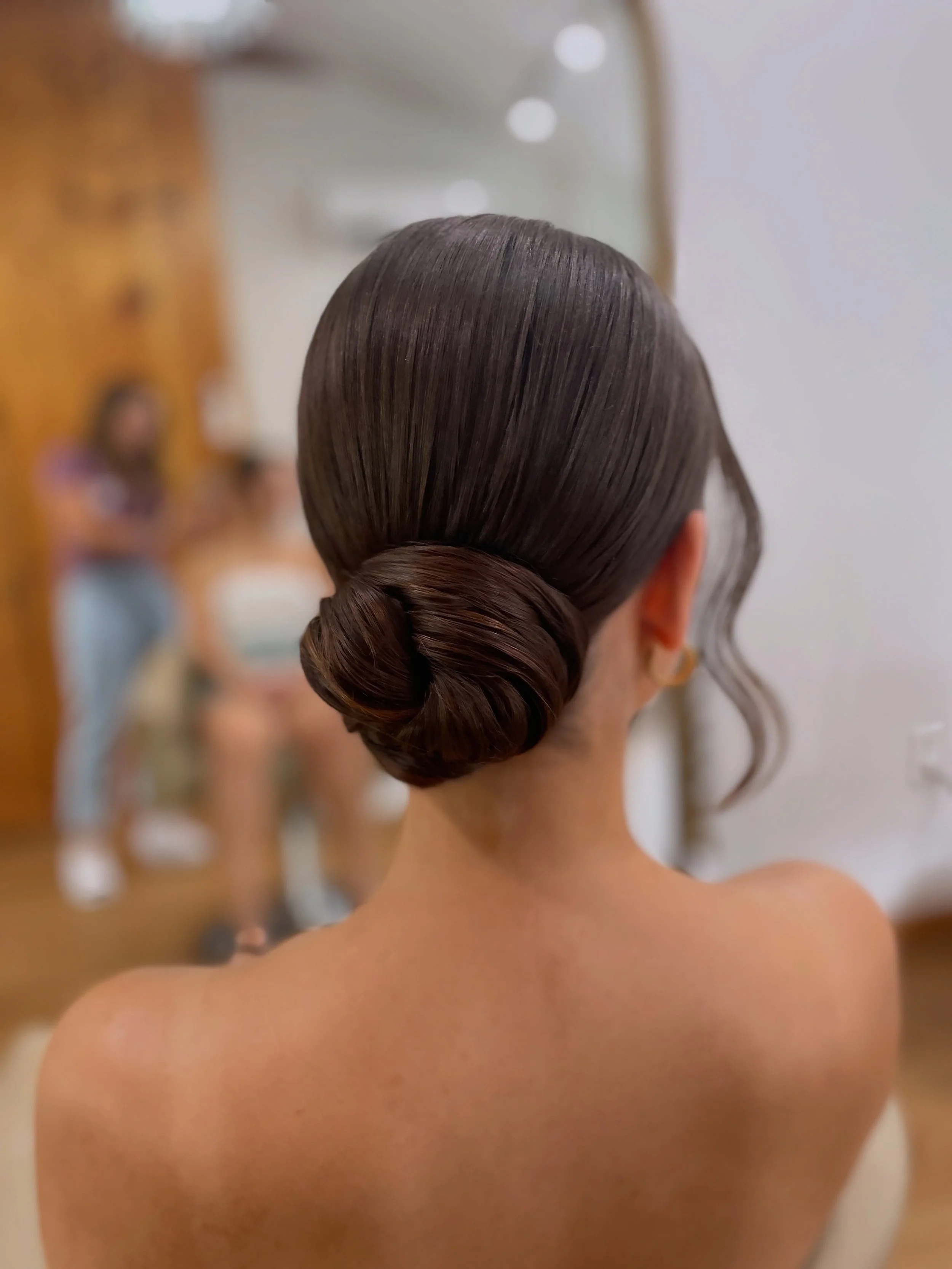 Swipe for alll the brunette buns 👉🏼
Some sleek, some with texture. 
Which one is your fav? Loveeee me a bridal bun🫶🏻

I am personally taking 2 more weddings for next season. Please inquire via the link in bio. Available dates are listed in my hig