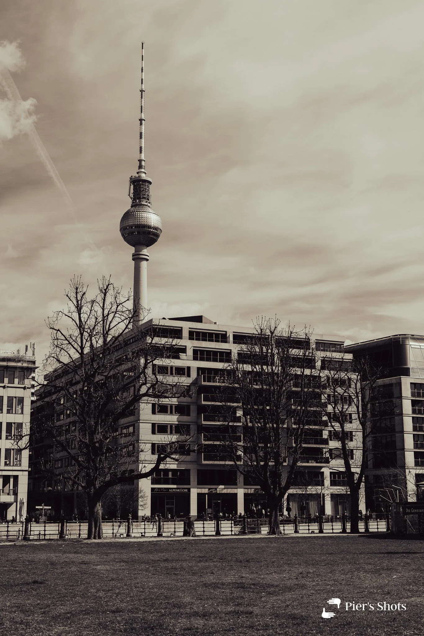 Ad est: La torre della TV