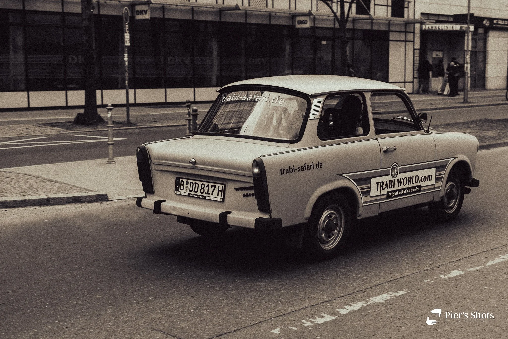 Ad est: la Trabant 1