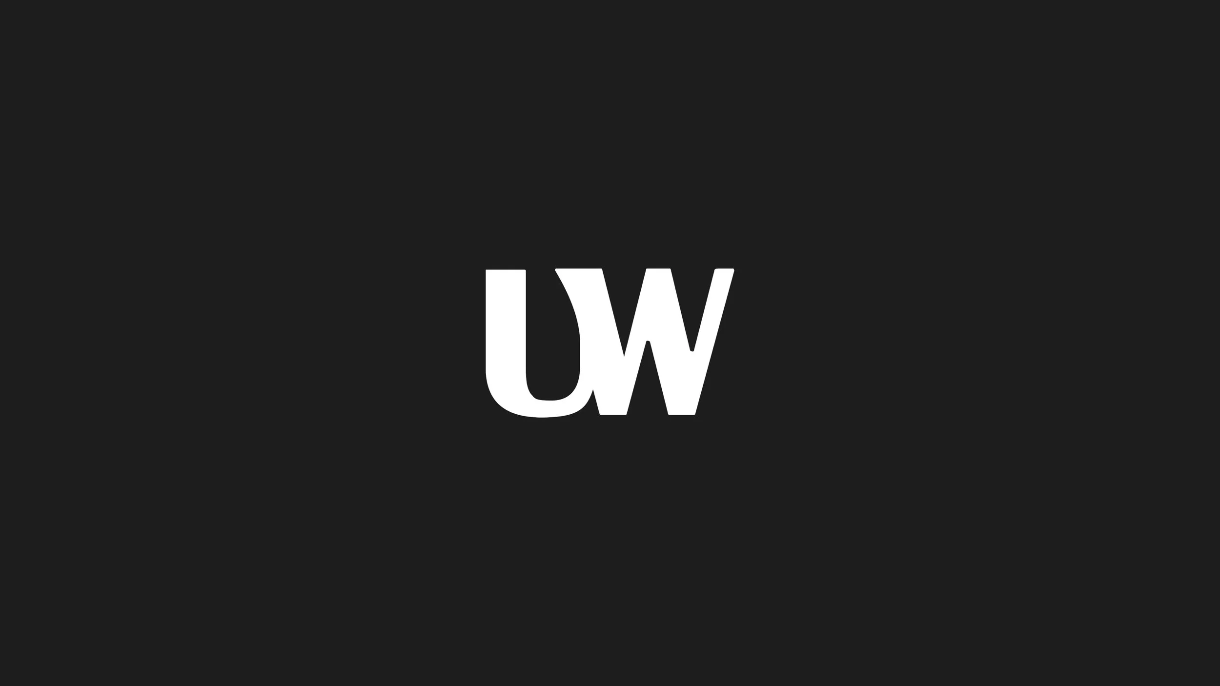 En svart bakgrunn med hvit tekst som sier 'UW' i midten.