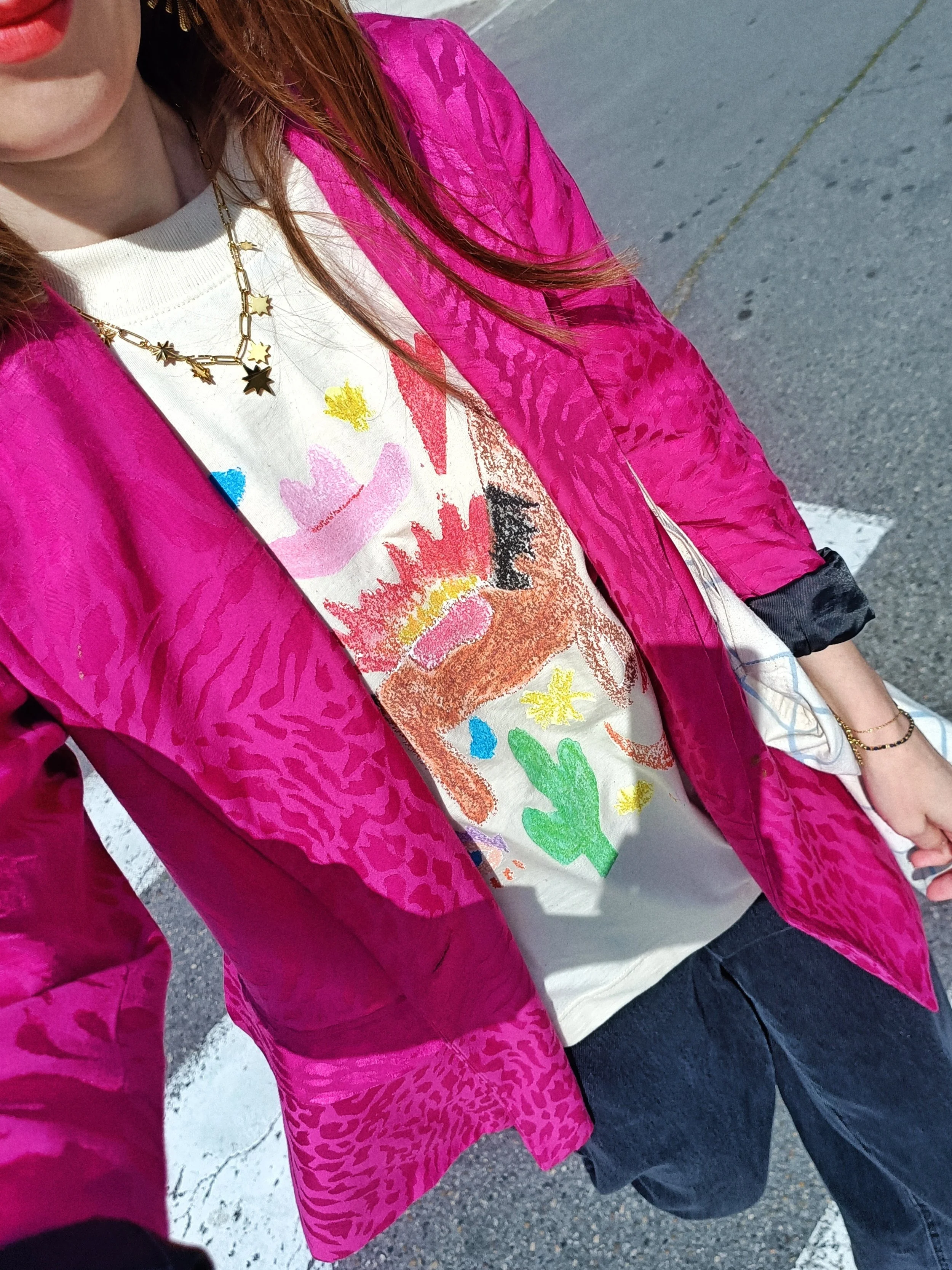 Tee-shirt écru avec dessin coloré en coton bio. Unisexe et oversize.