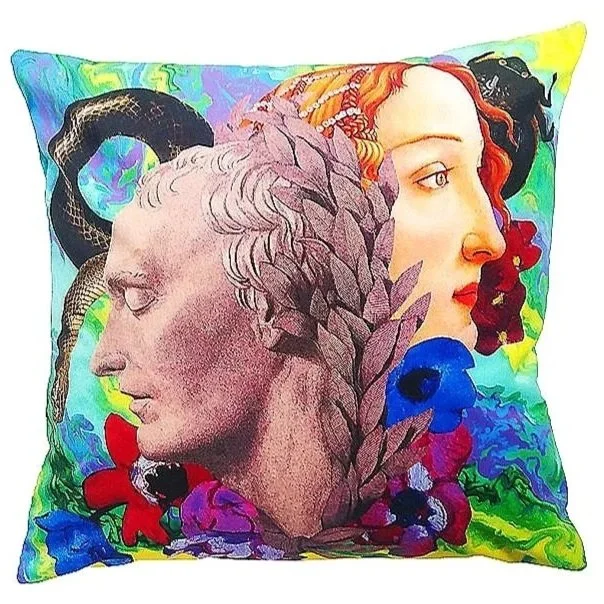 Coussin décoratif avec une illustration artistique de deux visages de profil, entourés de fleurs, feuilles et un serpent.