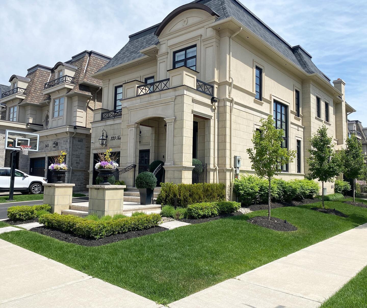 This Oakville property drives home the importance of connecting it&rsquo;s architecture and landscape. #limestone #landscapearchitecture #landscapeconstruction