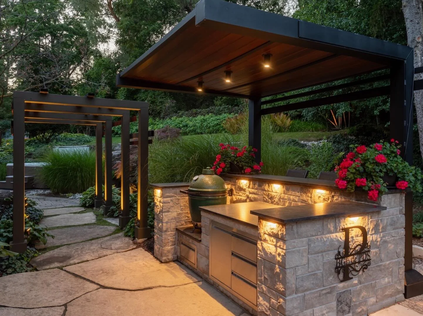 Outdoor entertaining is upon us shortly&hellip;here&rsquo;s how one of our longest repeat clients gets incredible meals to the table with his Big Green Egg, rain or shine! Looking for an invite back&hellip;

Photo @capturestudio.ca