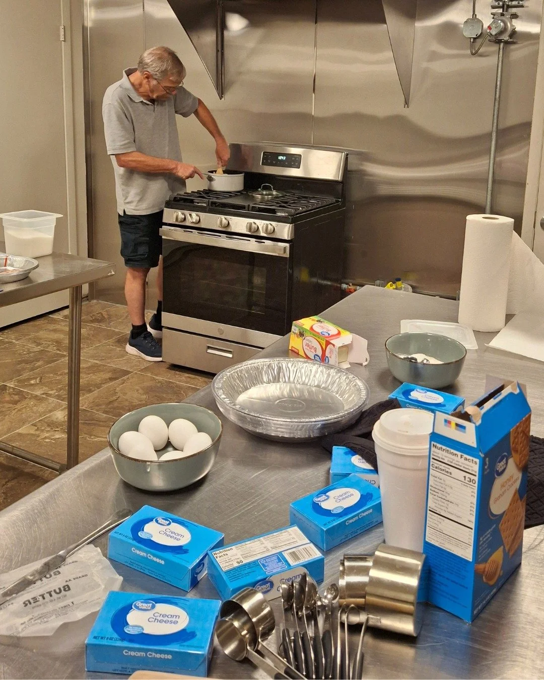 Big thanks to Chris, one of our Dignity House staff members, for making and sharing his homemade cheesecake with our guests! 🍰  We love seeing our staff bring their skills and care into the Dignity House kitchen.

#WearGloves #DignityHouse #Communit