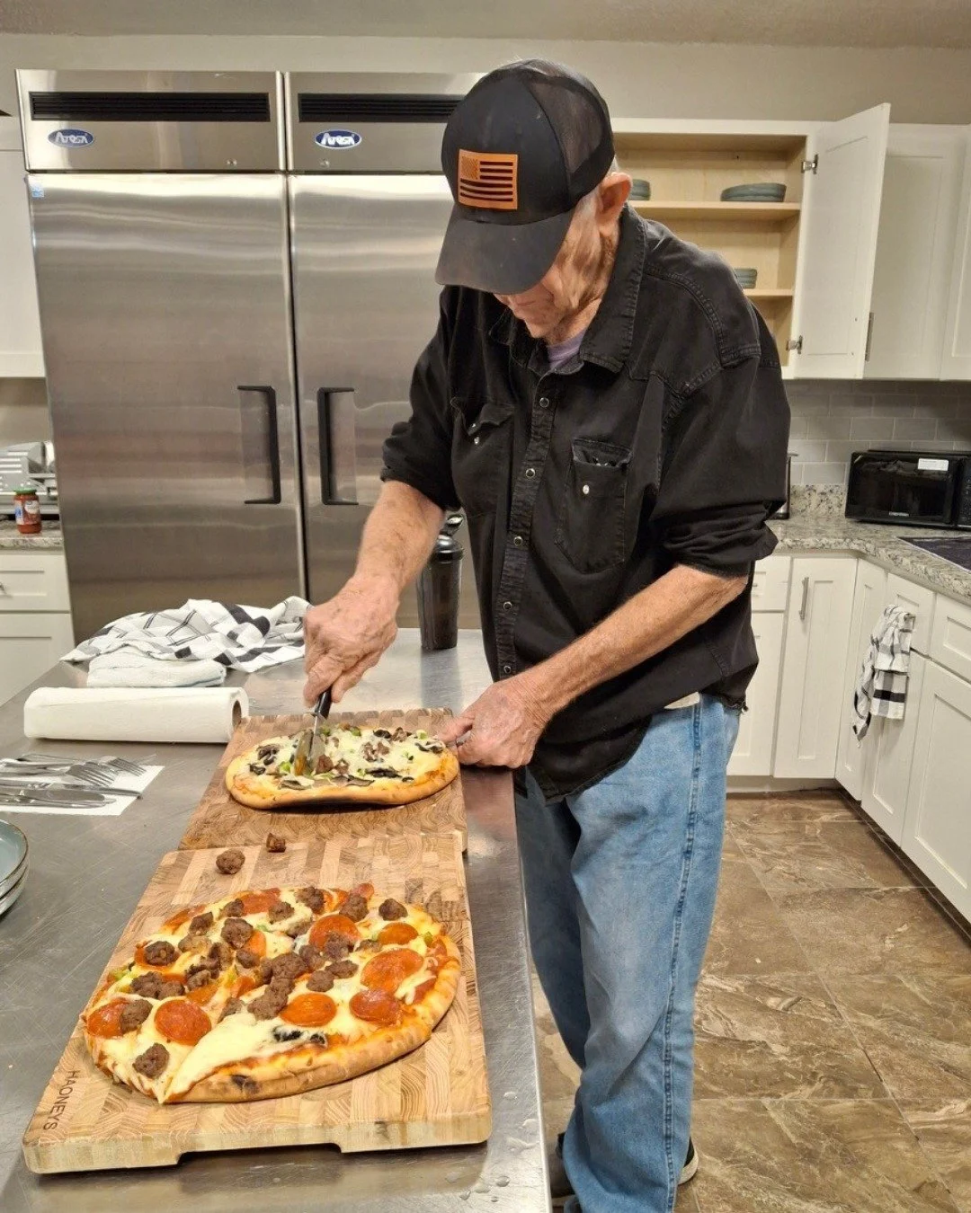 Pizza night at the Dignity House was a hit!🍕 Big thanks to Kim for teaching our guests how to make their very own pizzas and build confidence in the kitchen.

#WearGloves #DignityNotDependency #DignityHouse #Housing #Shelter #PizzaNight #CookingClas