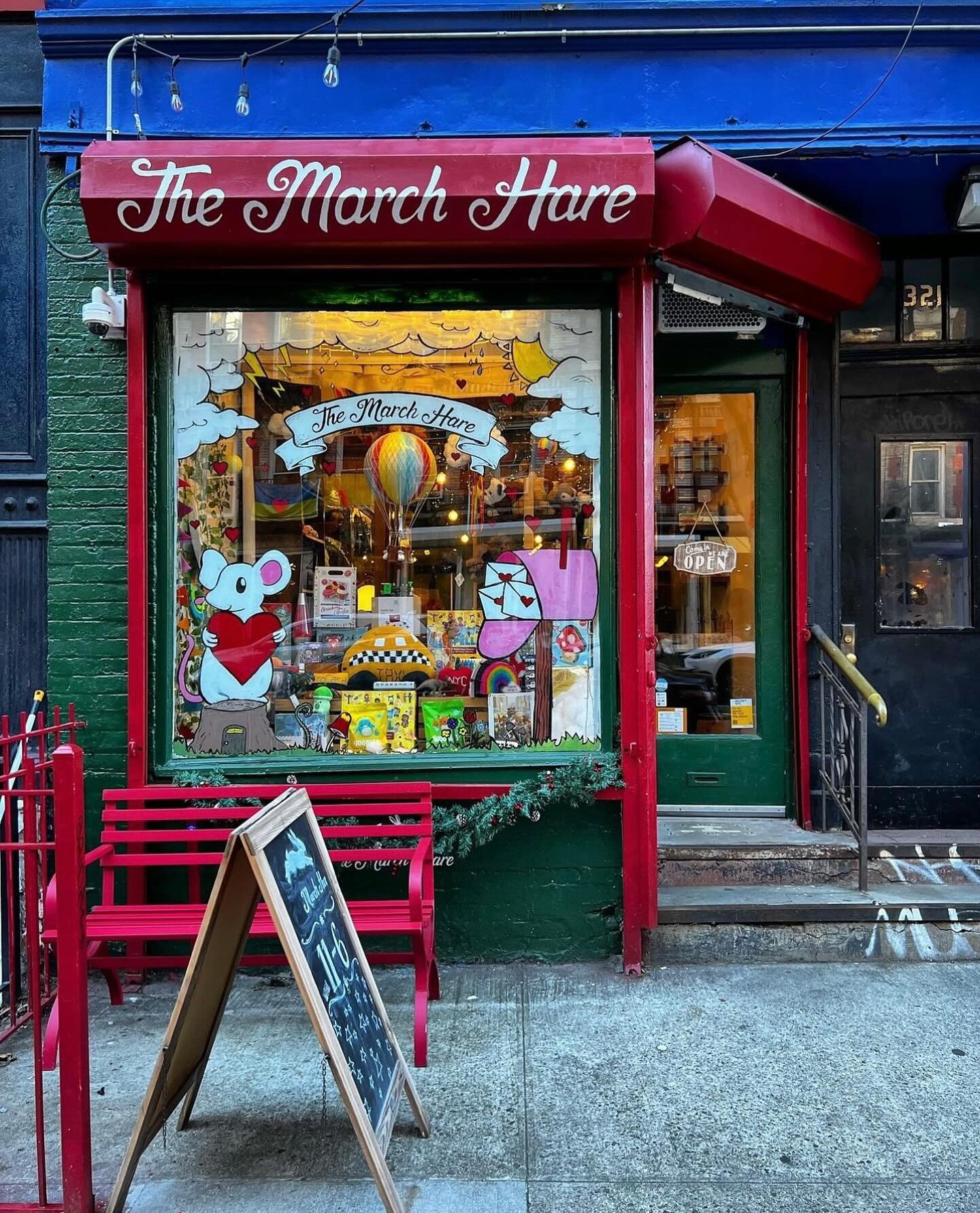 @themarchharenyc is ready for Valentine&rsquo;s Day! We have our very first user-submitted post, thanks to Paulina of @reallifeofnyc &amp; @bohemianinnewyork! 
⠀⠀⠀⠀⠀⠀⠀⠀⠀
&ldquo;I love that they kept the spirit of Dinosaur Hill alive (I&rsquo;m sure y