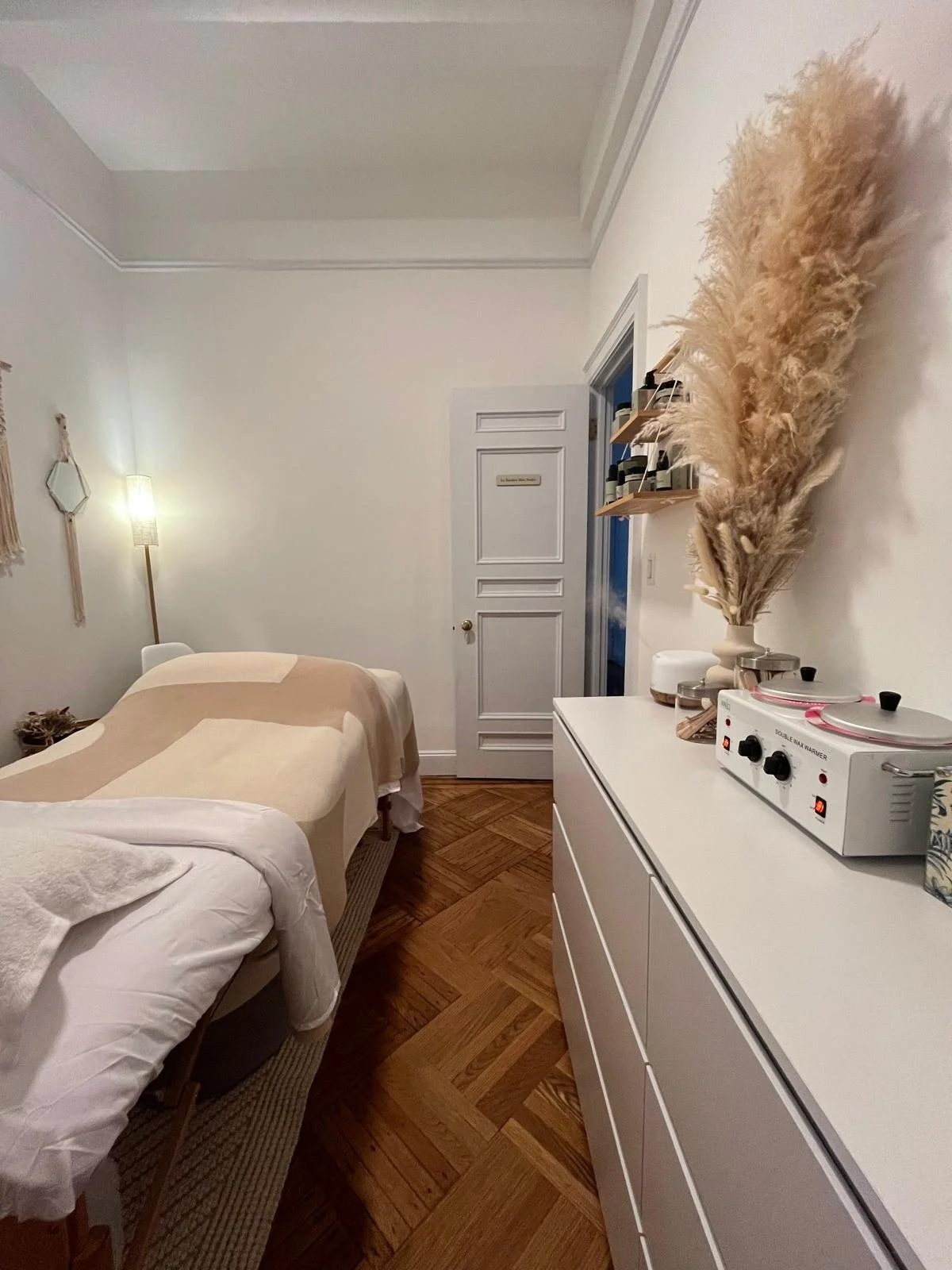 Le Boudoir Skin Studio NYC offers expert skincare, customized facials and results-driven spa treatments for those looking for glowing skin in a relaxing & luxurious environment.