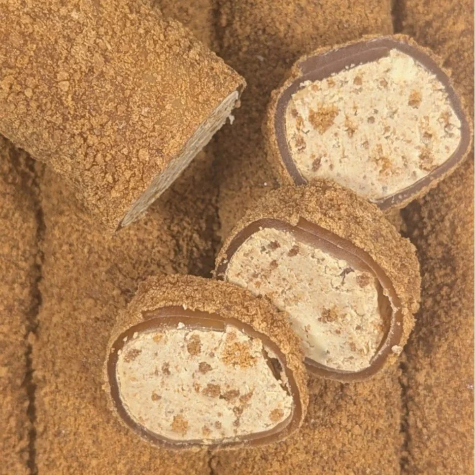 Highlighting the golden caramel layers and spiced biscuit flavour of this Turkish Delight.