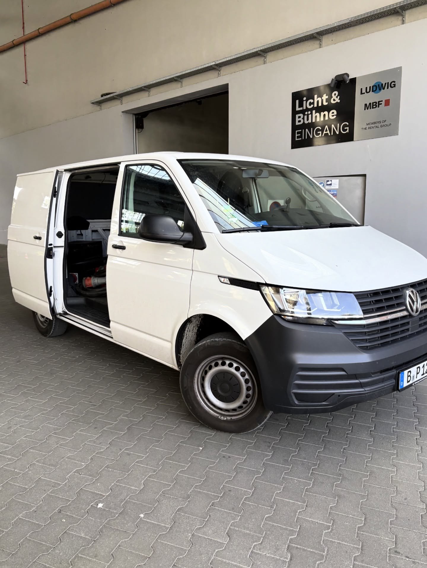 Loading up some Zusatzmaterial at @ludwigkamera