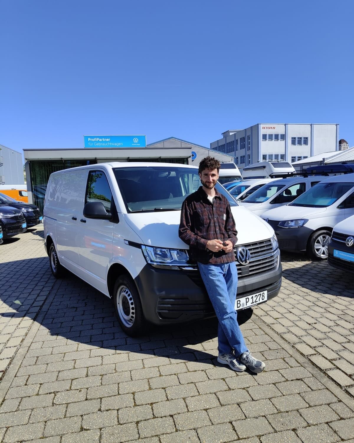 Some pictures from the day I picked up the van! Choosing the right model was a long quest that ended in Dresden. Swipe right for a photo of me pretending to know what I&rsquo;m doing so I don&rsquo;t get ripped off, only to then ask ChatGPT everythin