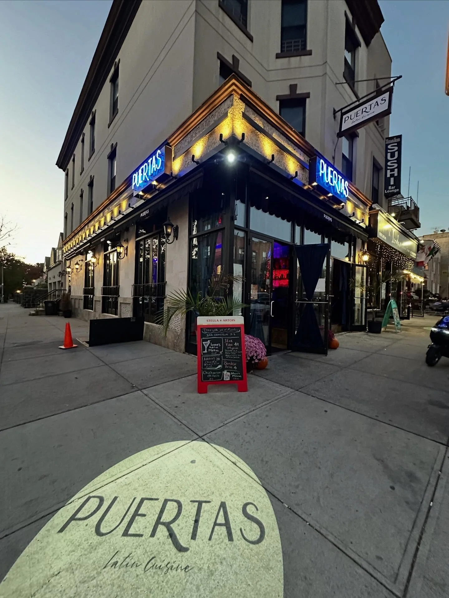 Evenings at Puertas — where the lights glow, the music stirs, and every plate tells a Latin story. ✨🍷
Serving supper 4-9PM
📍8324 Third Ave
puertasrestaurant.com/reservations