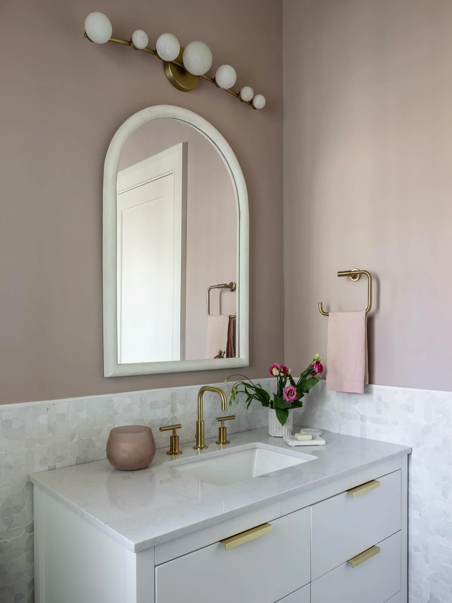 Back to school, back to routines- and a bathroom that makes it all feel a little more special 💗
Design: @justinewolmaninteriors 
Photo: @julie.leffell.photo 
#GirlsBathroomGoals #ModernOrganicDesign #DesignInspo #HomeGoals #InteriorDesignLovers #H