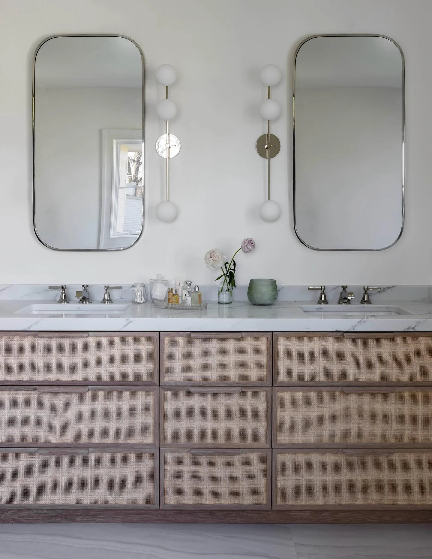 Primary bathroom details •🌿
Design: @justinewolmaninteriors 
Photography: @julie.leffell.photo 
#primarybathroom #bathroomdesıgn #bathroominspo #bathroomremodel #bathroomstyle #bathroominspiration