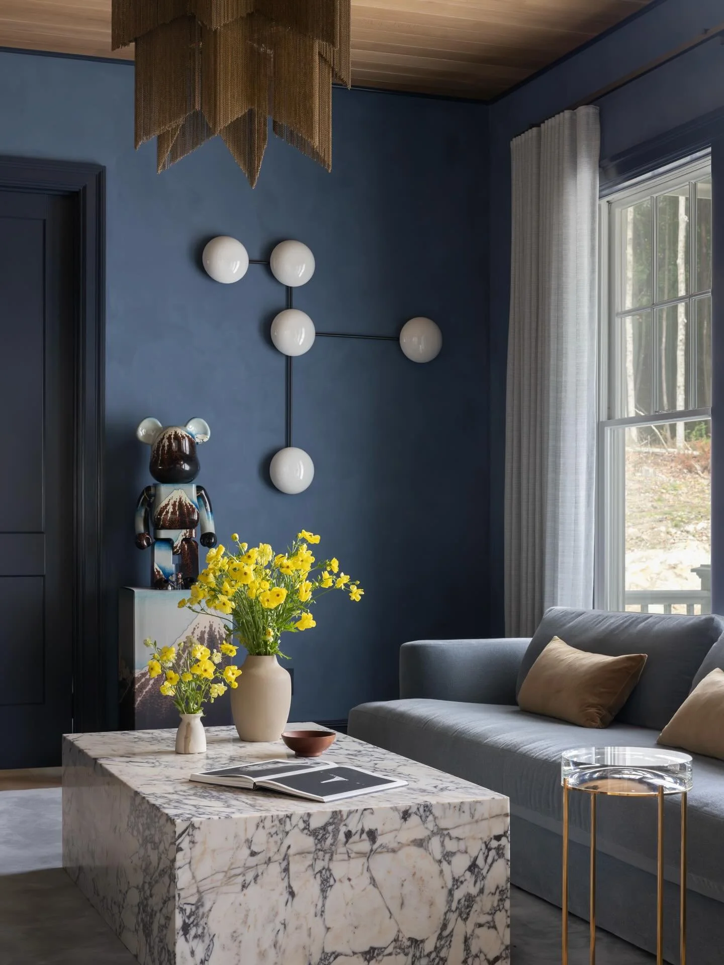 A room made for late-night cocktails and evenings that linger.

Design: @justinewolmaninteriors 
Photography: @julie.leffell.photo 
Styling: @dorciakelley 

Featured in @cottagesgardens