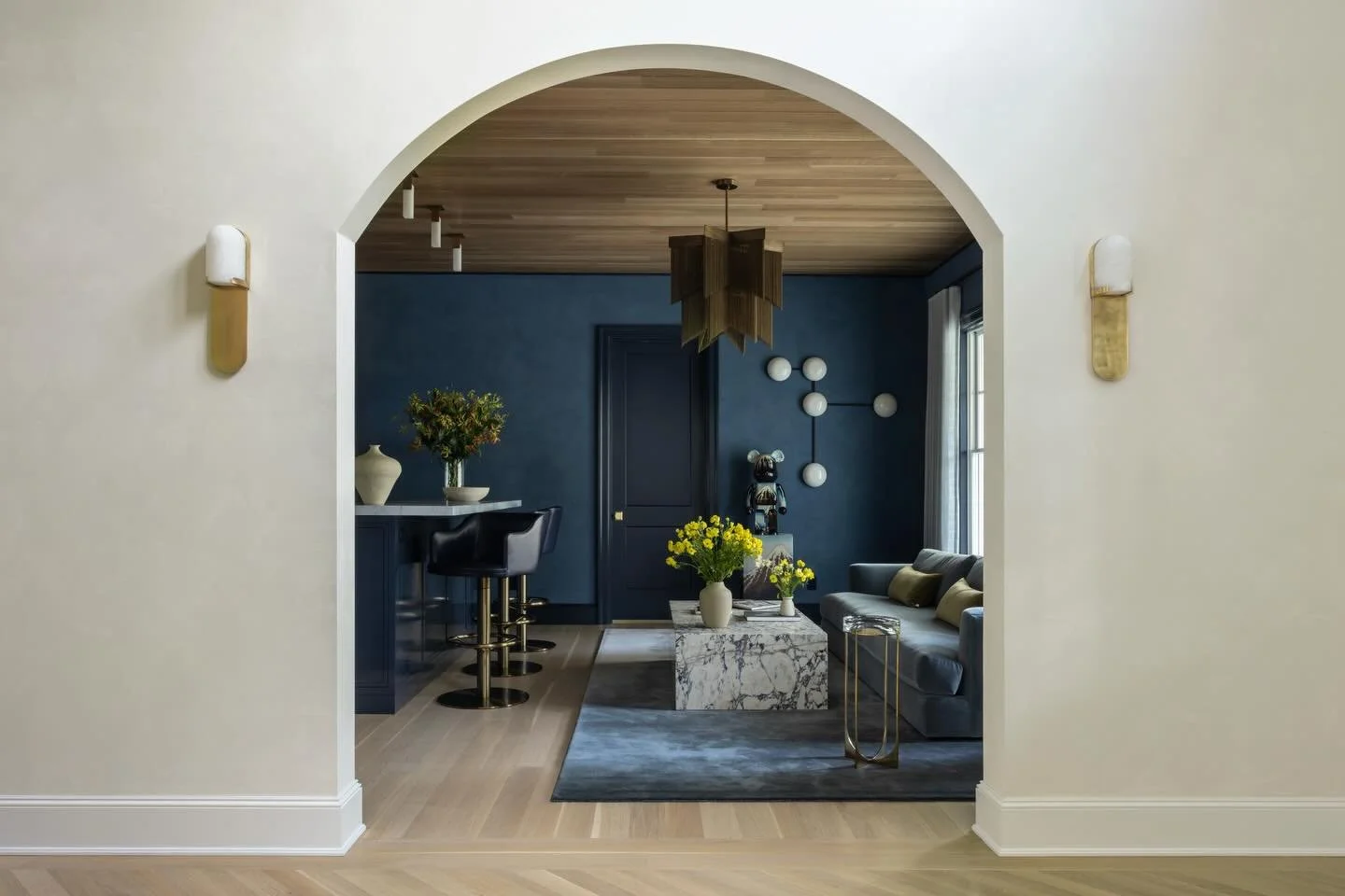An arch that frames the room beyond- when the view from across the room is just as good as the one inside it.

Design: @justinewolmaninteriors 
Photography: @julie.leffell.photo 
Styling: @dorciakelley 

Featured: @cottagesgardens