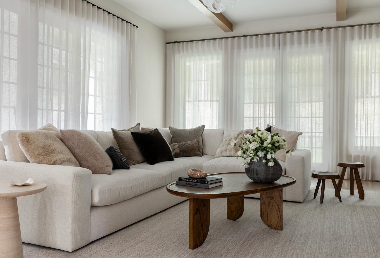 Where every layer in this family room brings just the right amount of warmth🤍

Design: @justinewolmaninteriors 
Photography: @julie.leffell.photo 
Styling: @dorciakelley