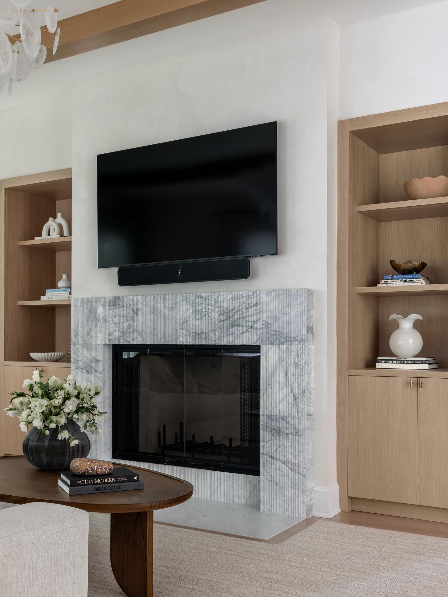 Balanced. Warm. Intentional.
A family room made for everyday living, with a custom entertainment unit that ties it all together.

Design: @justinewolmaninteriors 
Photography: @julie.leffell.photo 
Styling: @dorciakelley