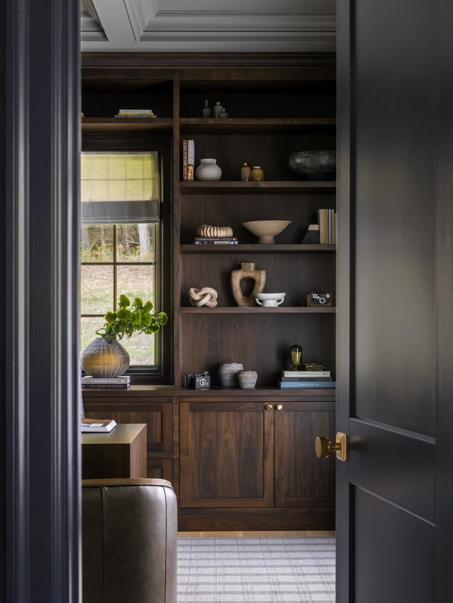A peek inside his office &bull; rich, warm, and intentionally layered.

Design: @justinewolmaninteriors 
Photography: @julie.leffell.photo 
Stylist: @dorciakelley