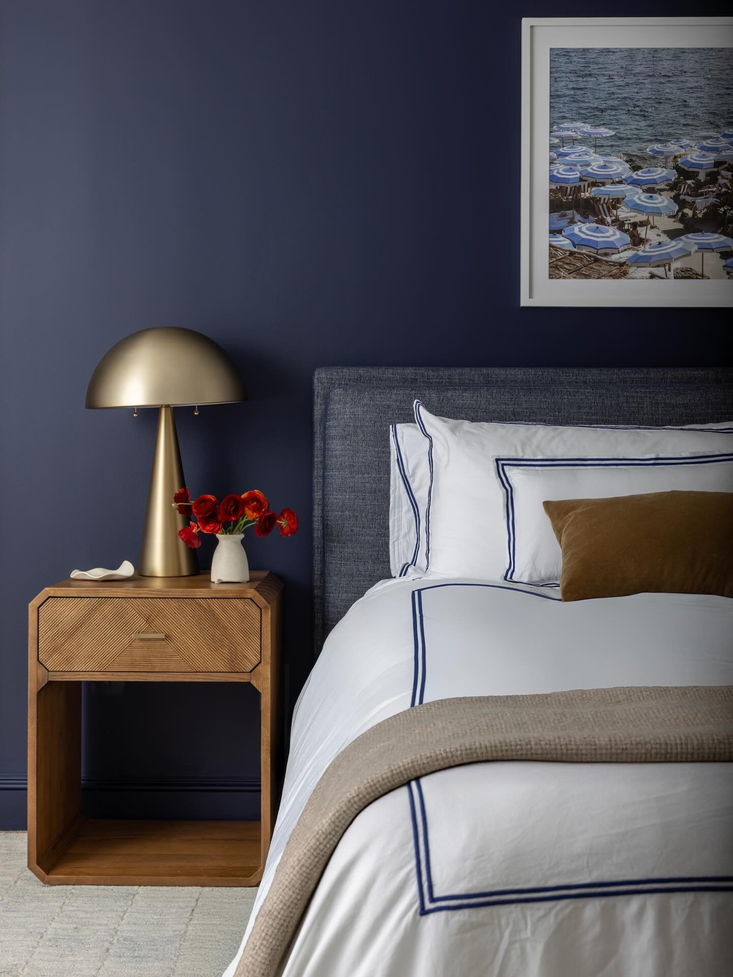 A guest room designed to feel calm, inviting, and quietly elevated.

Design: @justinewolmaninteriors 
Photography: @julie.leffell.photo 
Styling: @dorciakelley