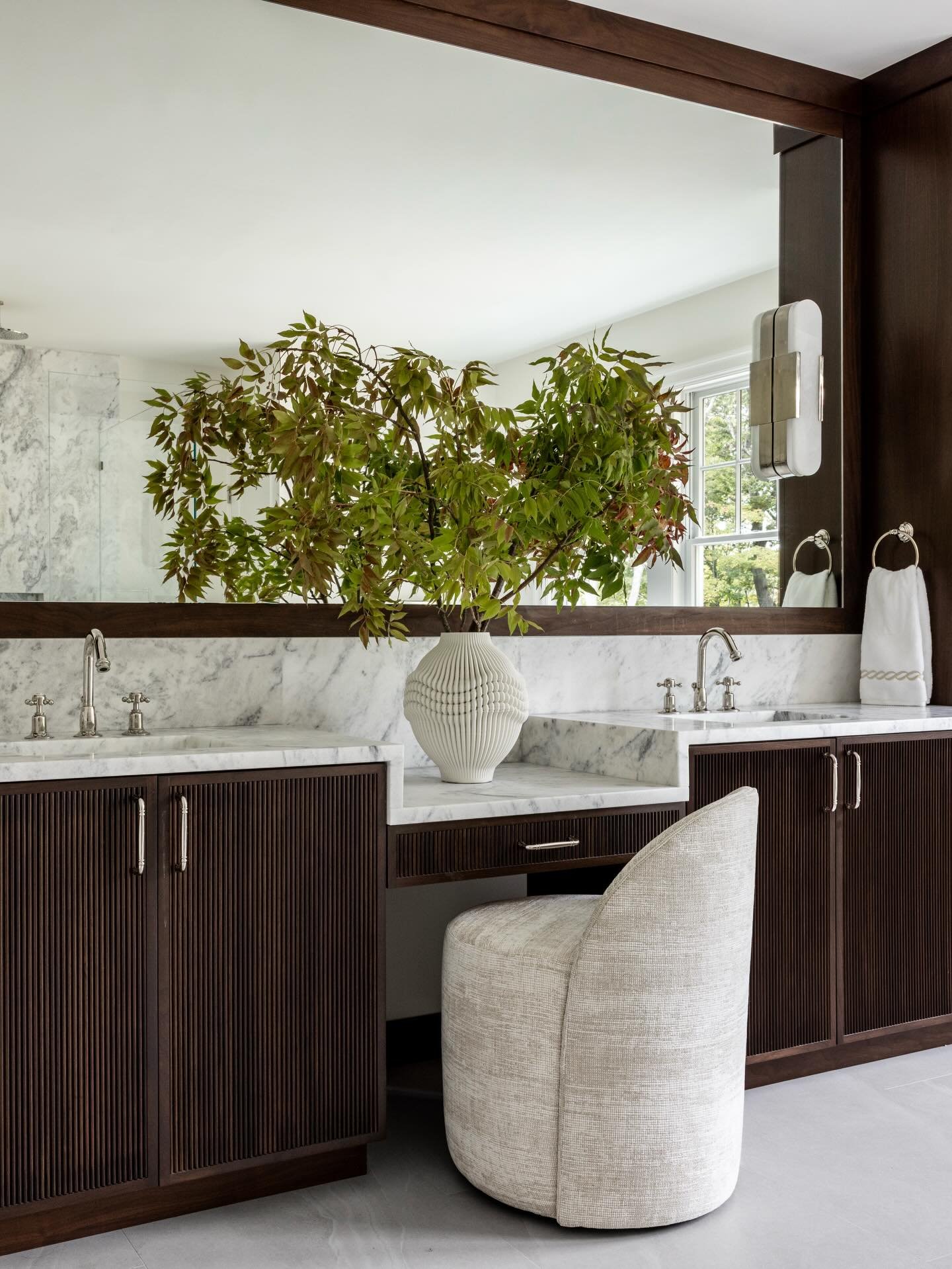 A space that makes you slow down the second you walk in.

Rich dark cabinetry, cool marble, and a tub that practically begs you to stay a while&mdash;
a true sanctuary 🤍

Design: @justinewolmaninteriors 
Photography: @julie.leffell.photo 
Styling: @