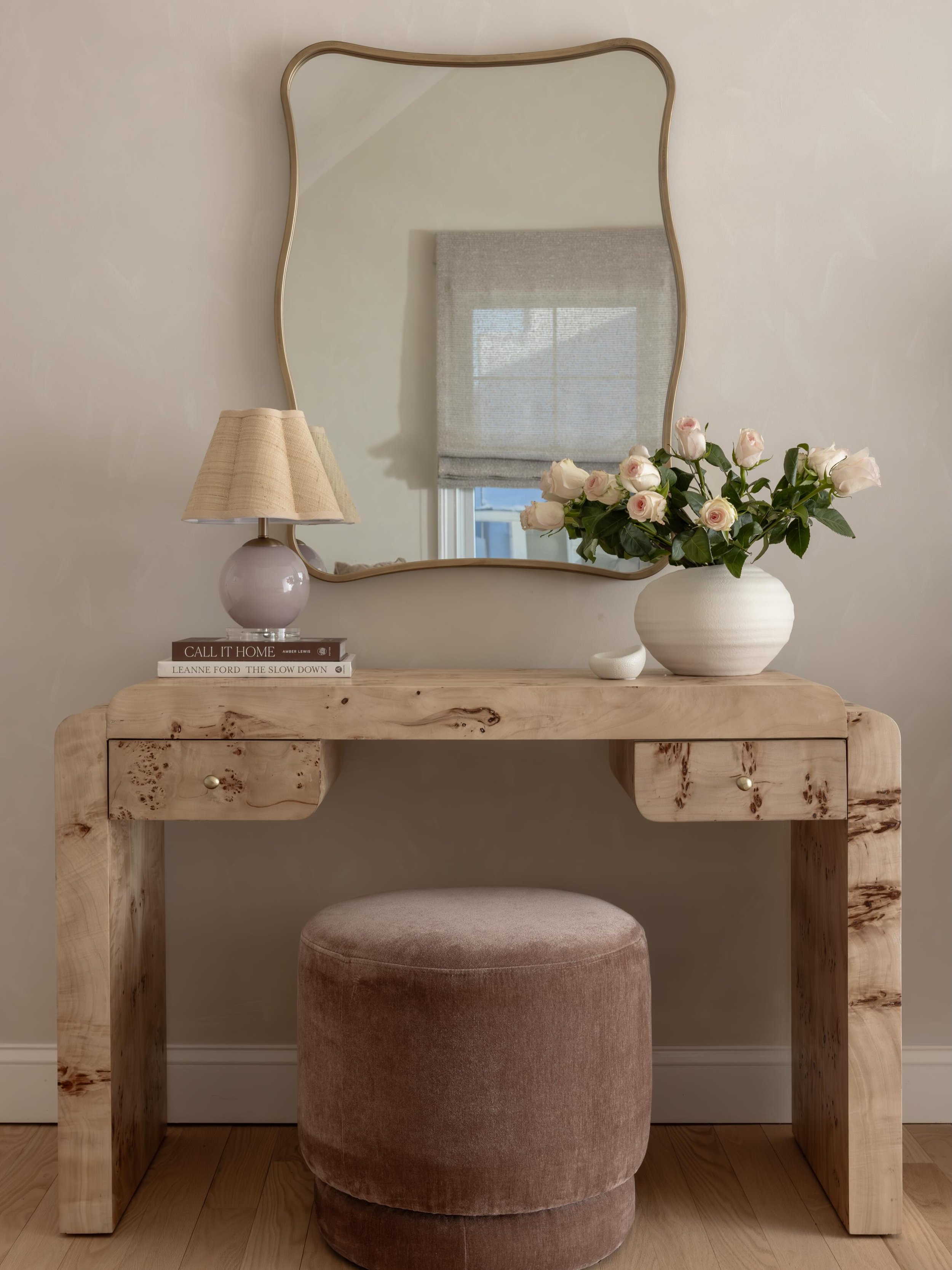Burl wood and blush roses&hellip; the dreamiest vanity setup.

Design: @justinewolmaninteriors 
Photo: @julie.leffell.photo