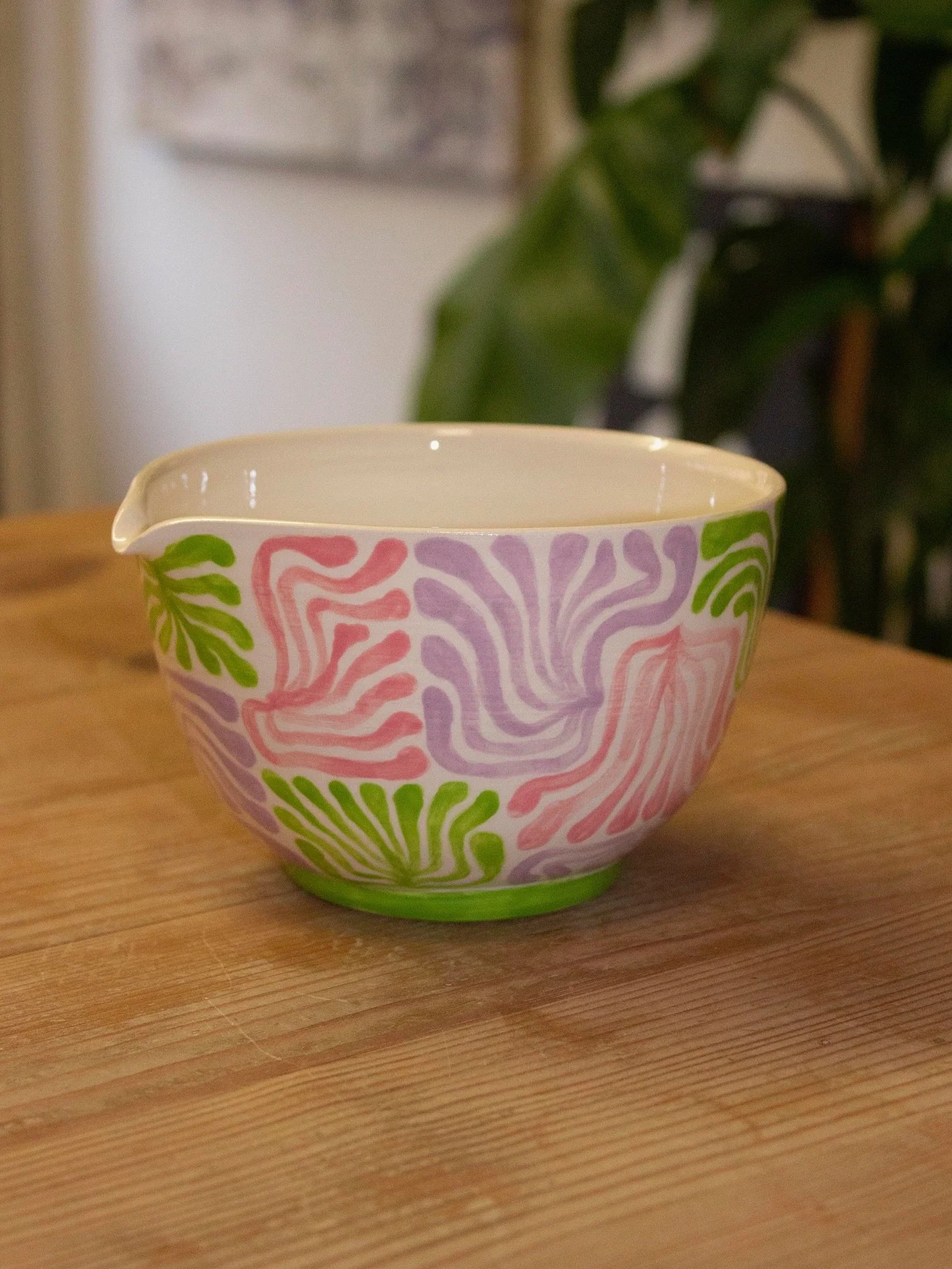 A closer look at the @pen.y.bont_ceramics matcha bowls we painted for our matcha lovers club workshop 🎨