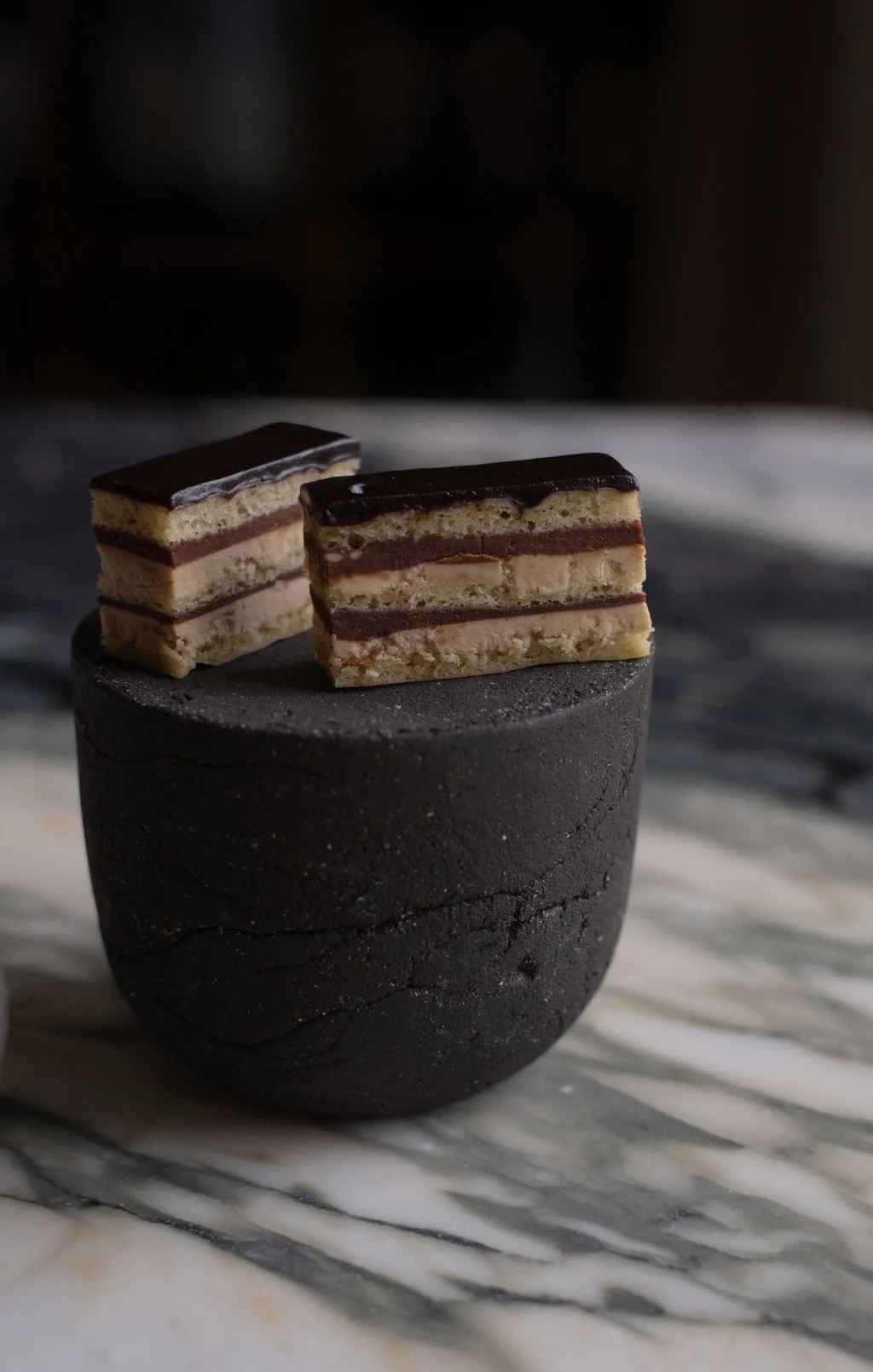 To lag med småkaker og sjokoladetrekk er plassert på en rund, mørk steinvaske.