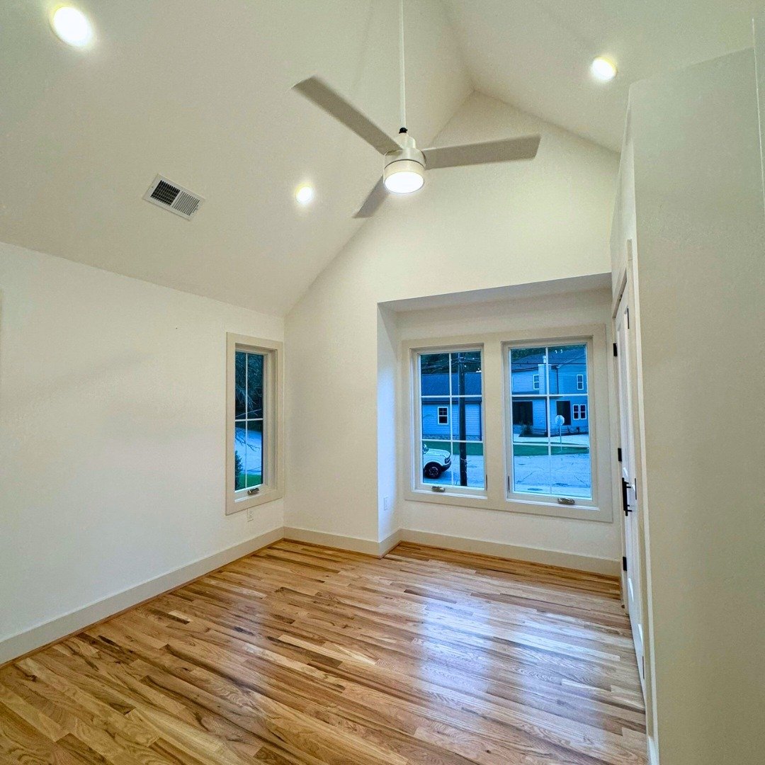 Transforming a bedroom, one step at a time! 🛠️
▶️ Drywalling: We started with a clean slate, hanging #drywall to create smooth, inviting walls.
▶️ Painting: A fresh coat of paint brings the space to life, reflecting the #naturallight beautifully.
▶️