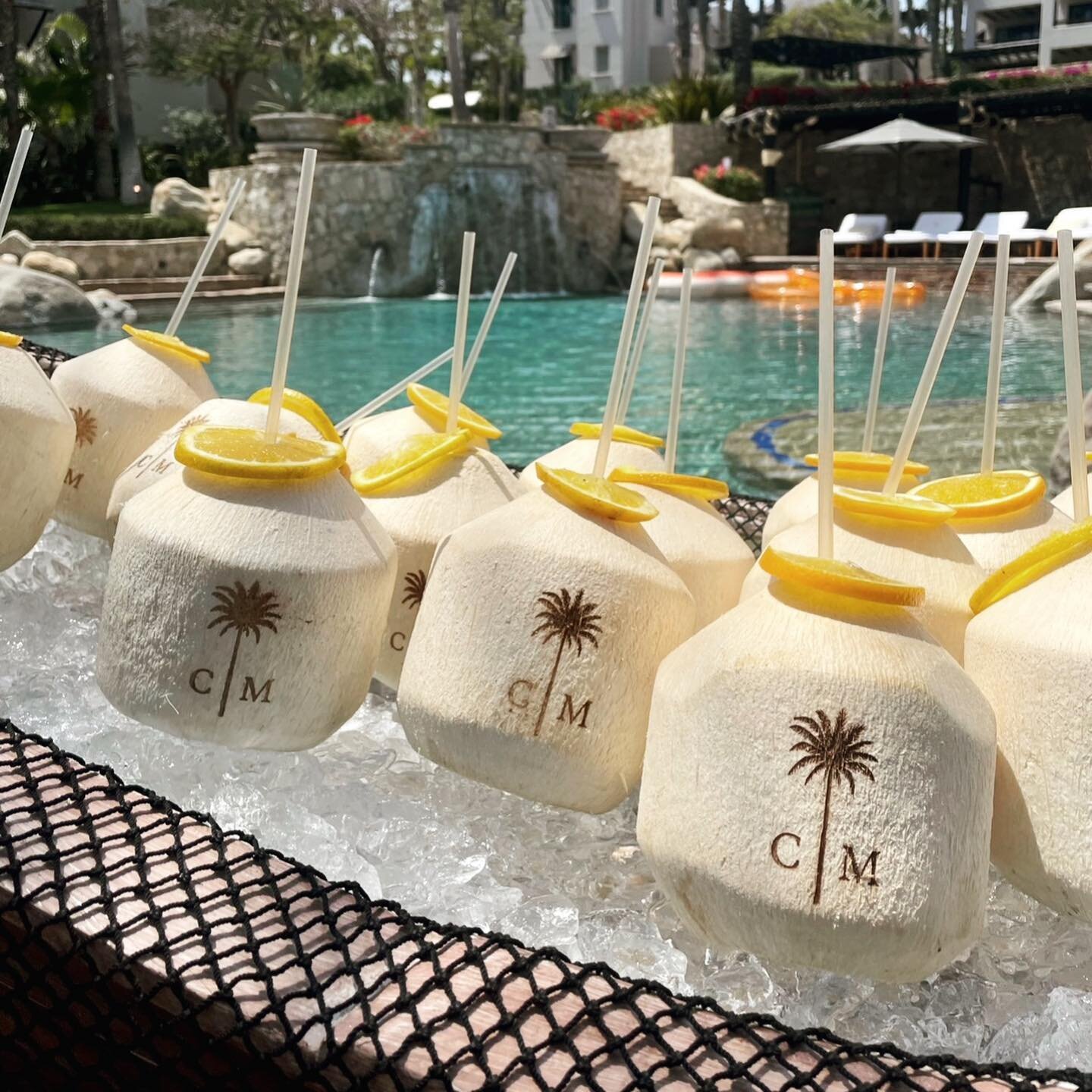 What a way to kick off the weekend festivities! Courtney and Mike had an unforgettable pool party with C🌴M as a personal touch. The hats and bags were not only beautiful but practical for guests to enjoy during their stay. #caboweddings #customhats 