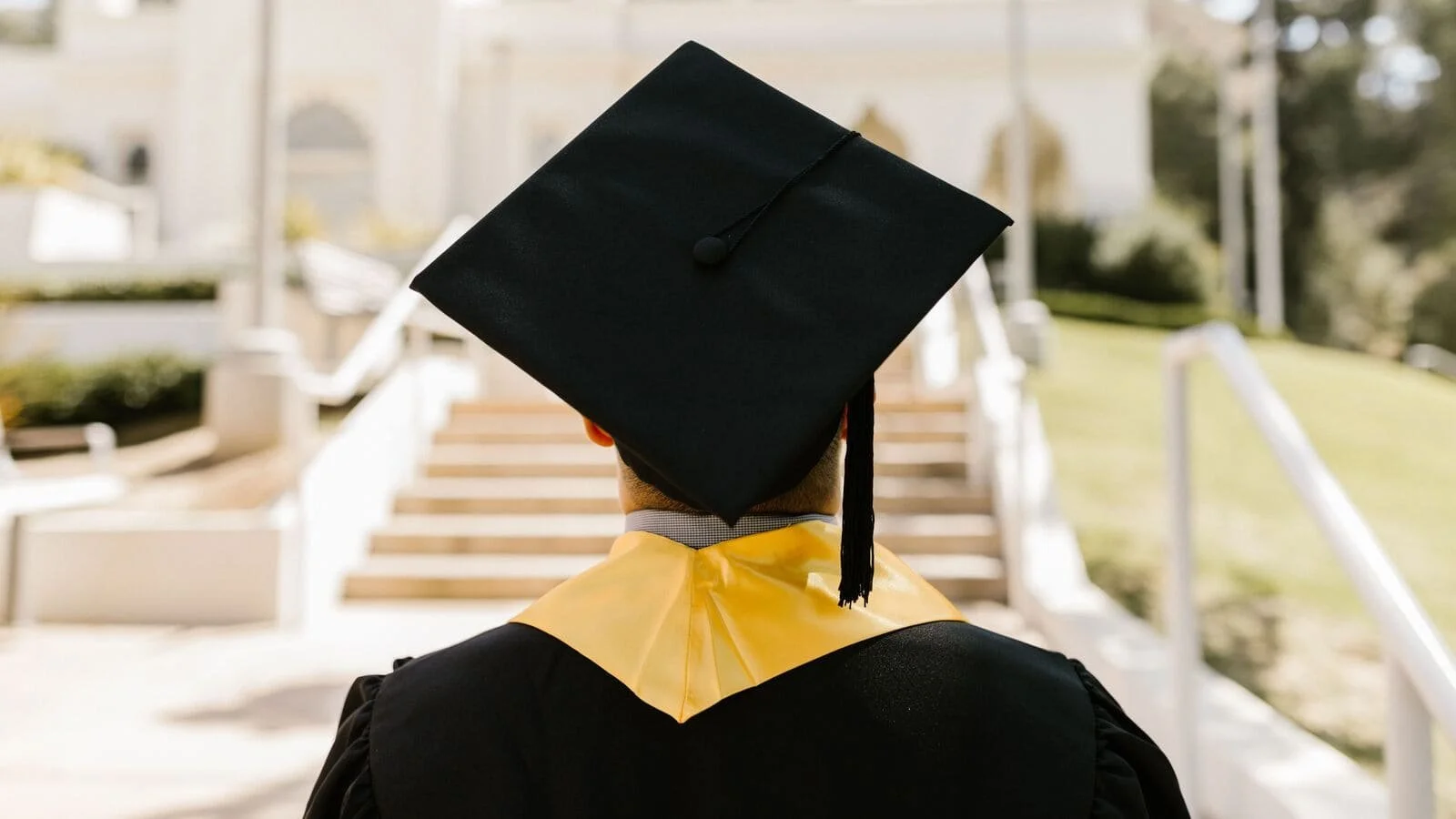If You’re Graduating Soon, Here’s What You Should Be Doing Right Now to Get a Job