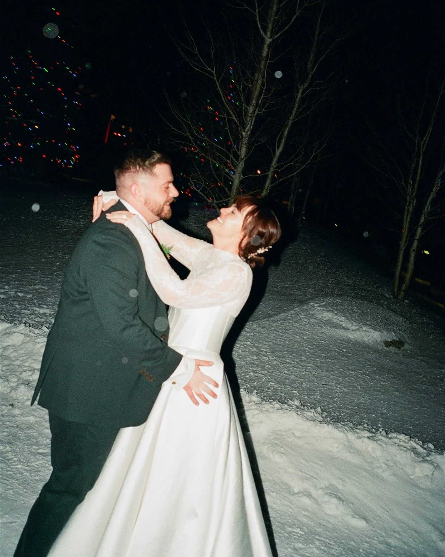 If I wasn&rsquo;t already in the Christmas spirit, this winter wedding sure put me there. The bride was hoping of snow and boy did we get snow! @devilsthumbranch ranch was the coziest backdrop to this Colorado winter wonderland wedding. 🥂❄️🌲

Plann