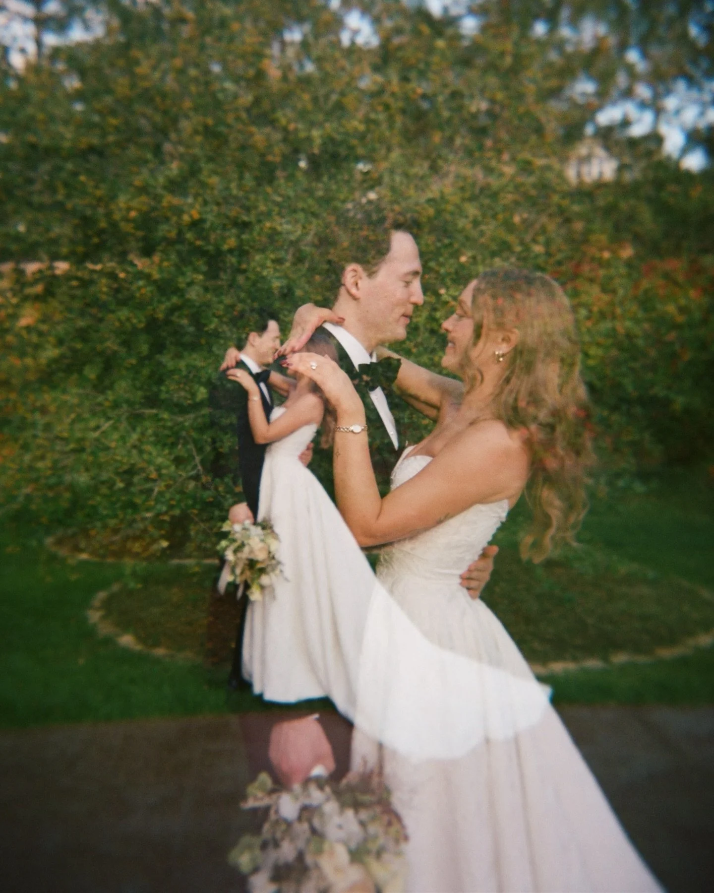 In no particular order, the perfect mix of poised, regal,honest emotion filled moments with a side of unhinged, feral, wedding day happiness. Thanks for bringing such a party @natfelpz . 

Planner: @comejoinus.love 
Venue: @villa_parker 
Florist: @th