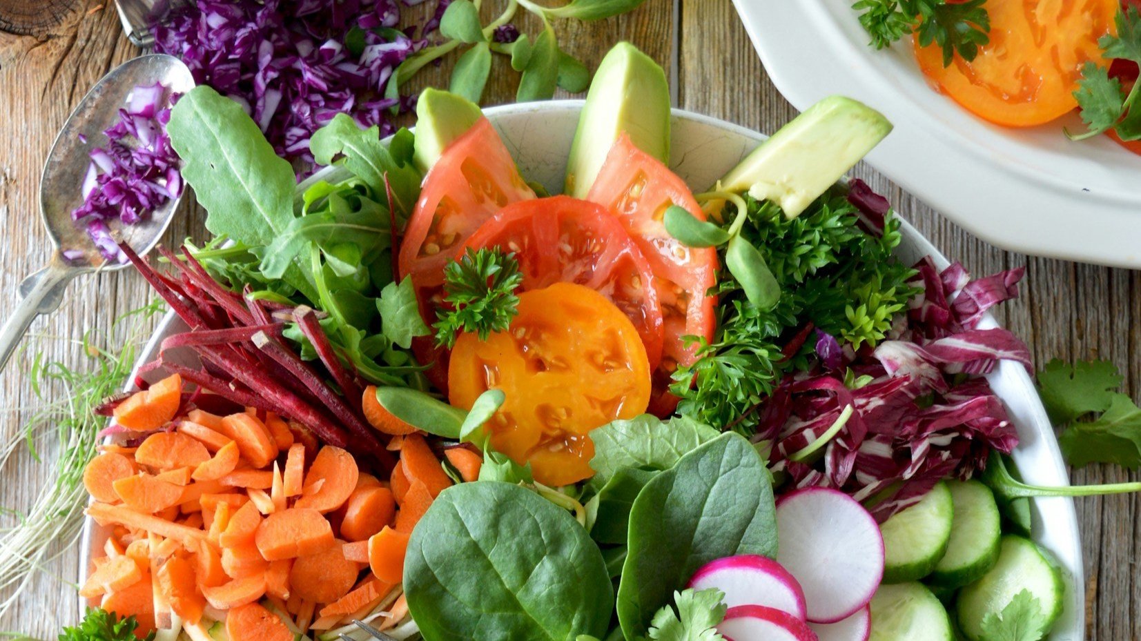 Seasonal Eating for Gut Health: Natural Foods to Calm Allergy & Histamines This Spring