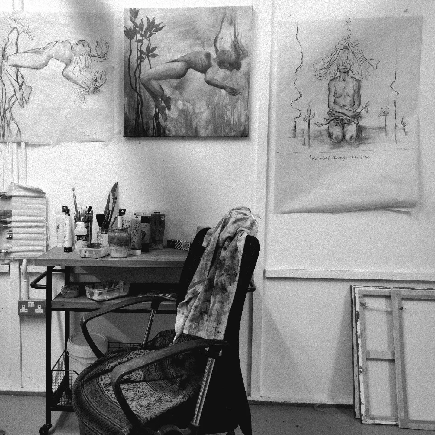 Everyone loves a moody studio shot 🩶 Haven't made it in this week as was run down with an awful cold, but looking forward to getting back in soon. I love my little creative nook at @hovestudio106
.
.
.
#studiolife #artistsoninstagram #artgram #artis