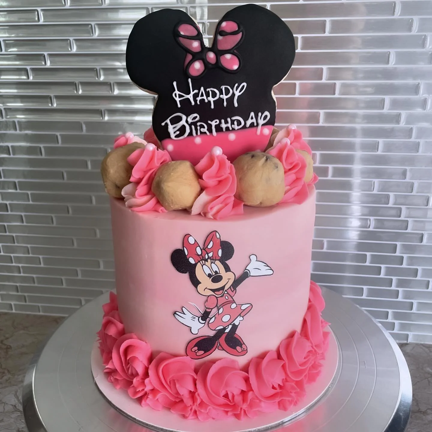 🩷🖤 When your customer requests a Minnie Mouse themed birthday cake with &ldquo;a sh@t ton of cookie dough&rdquo;!!! 🖤🩷

🖤 8&rdquo; Cookie Dough cake - vanilla sponge with vanilla buttercream and cookie dough layers. Topped with cookie dough ball