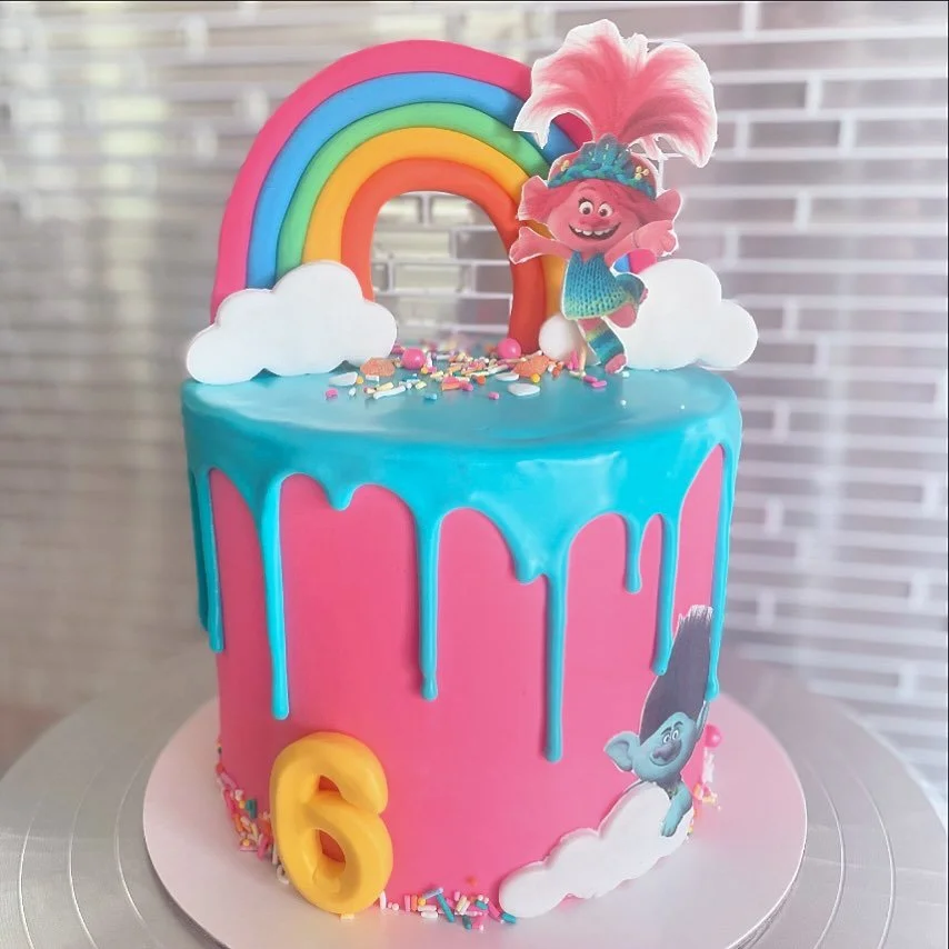The world isn&rsquo;t all cupcakes and rainbows&hellip; sometimes it&rsquo;s cake and rainbows too!! 🌈 🎂 

* Trolls cake - vanilla with vanilla buttercream, fondant decor and edible print sheets

#sweettsmuskoka #hobbybaker #bakinglove #cakesofinst